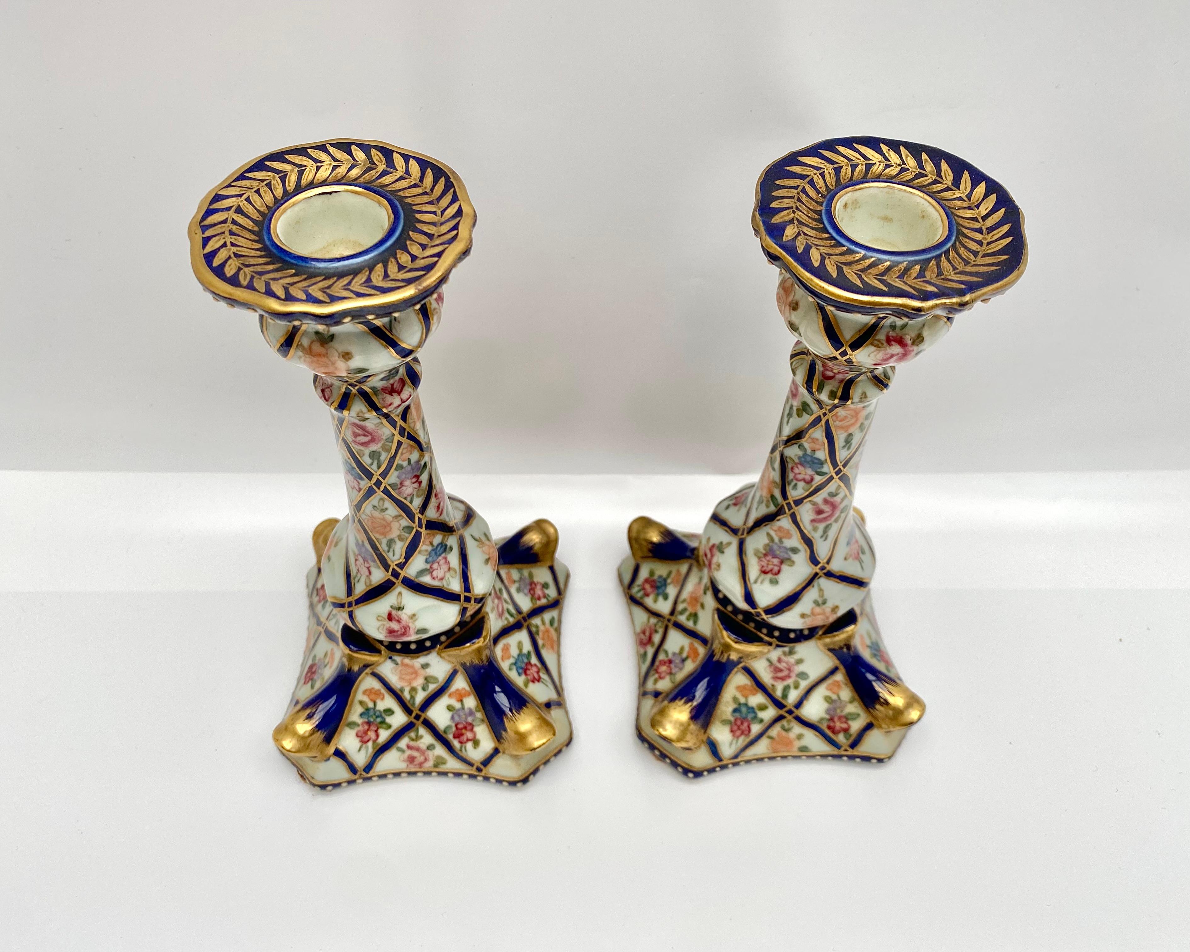 Metà XX secolo Candelieri in porcellana d'epoca, dipinti a mano con motivi floreali, coppia, Francia, metà del XX secolo in vendita