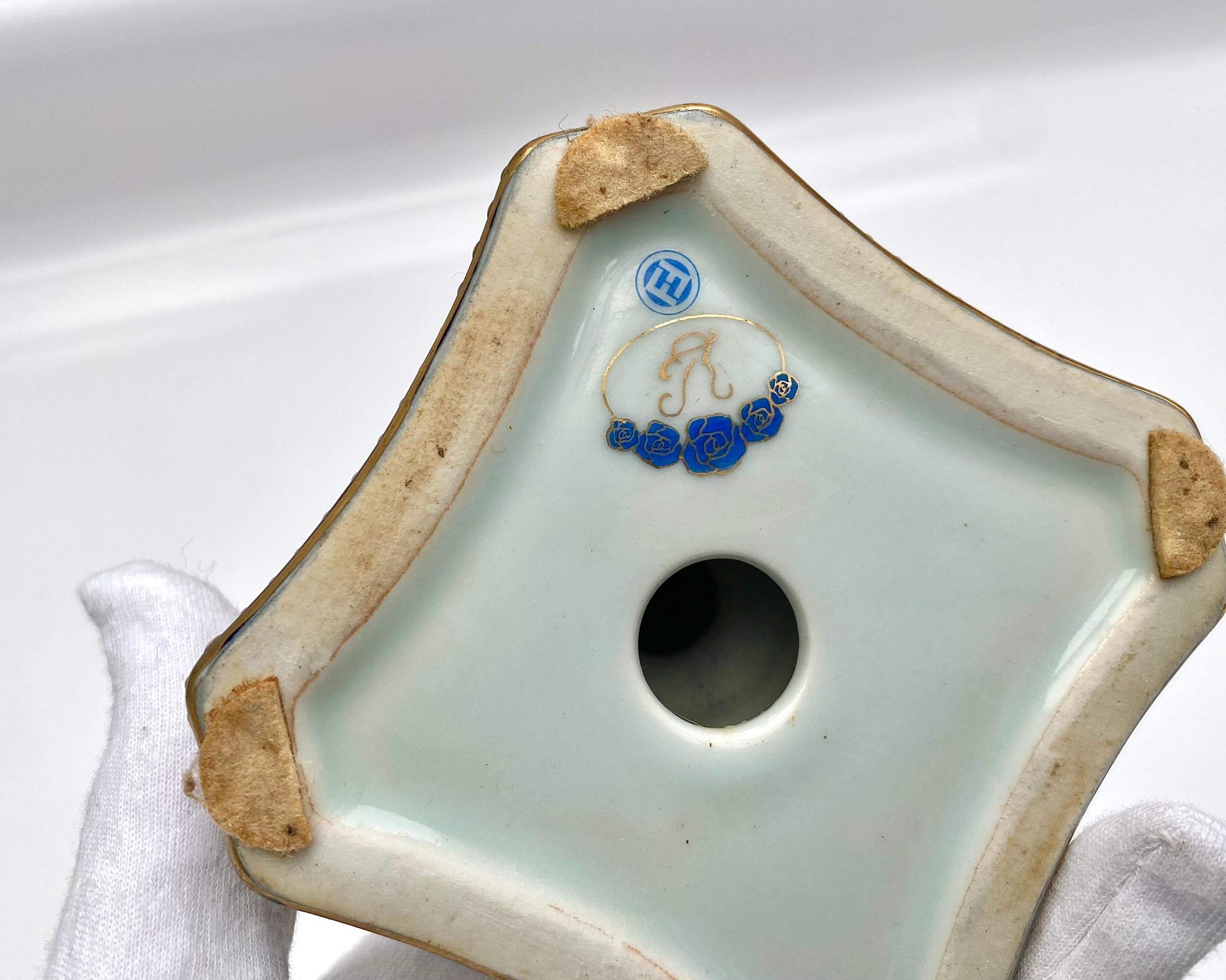 Porcellana Candelieri in porcellana d'epoca, dipinti a mano con motivi floreali, coppia, Francia, metà del XX secolo in vendita