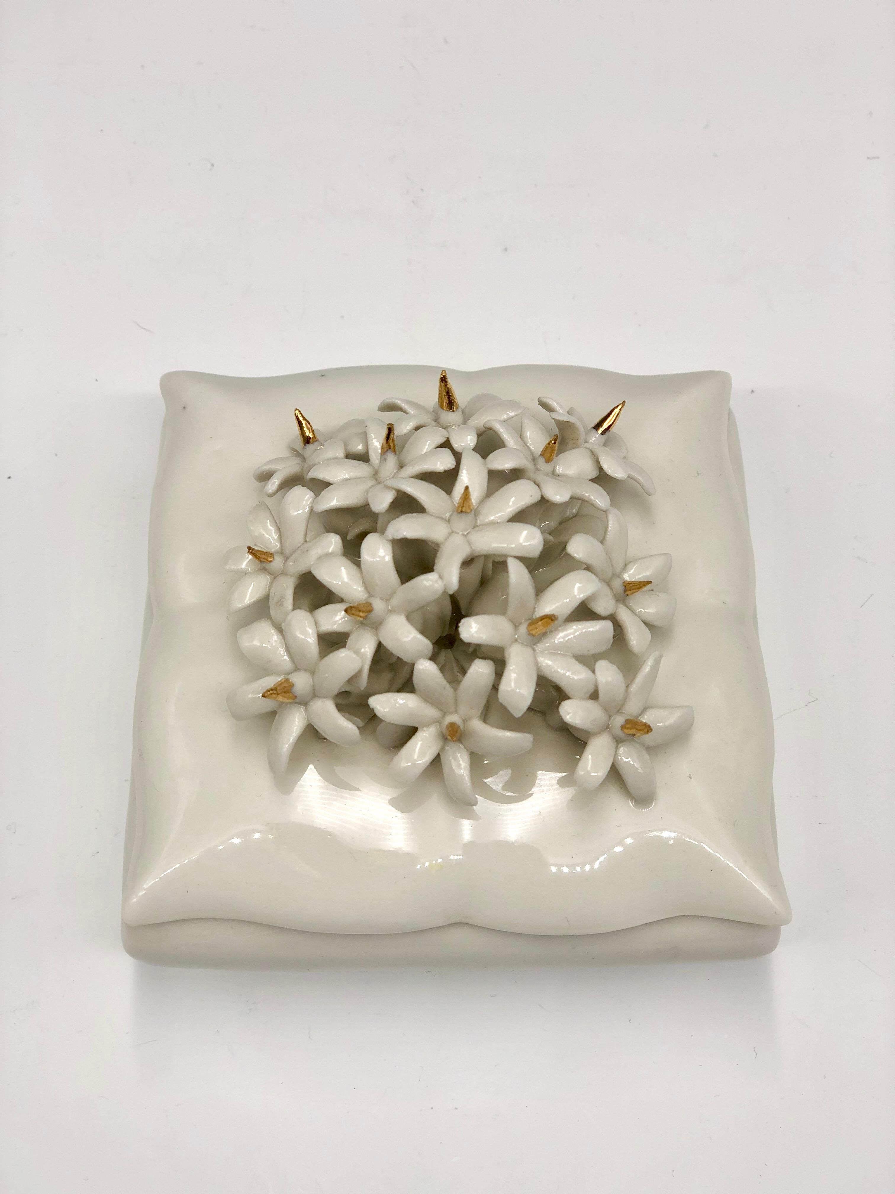 Trinket-Kasten aus Porzellan aus Capodimonte mit Blumendetails (Moderne) im Angebot