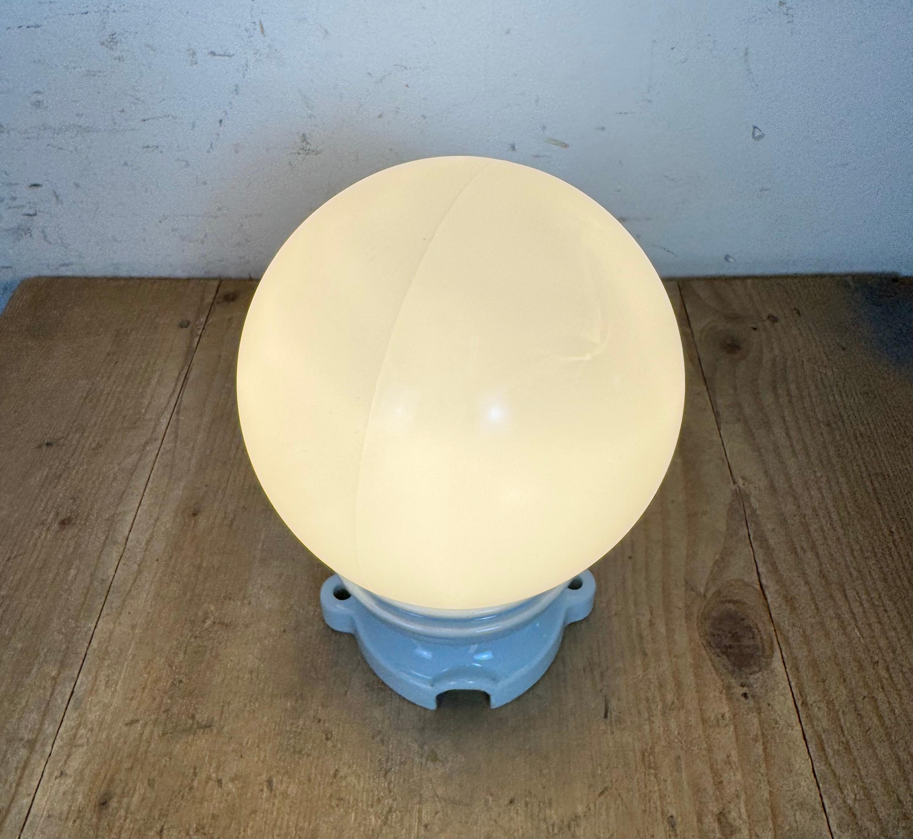 Plafonnier vintage en porcelaine avec verre au lait, années 1950 en vente 4