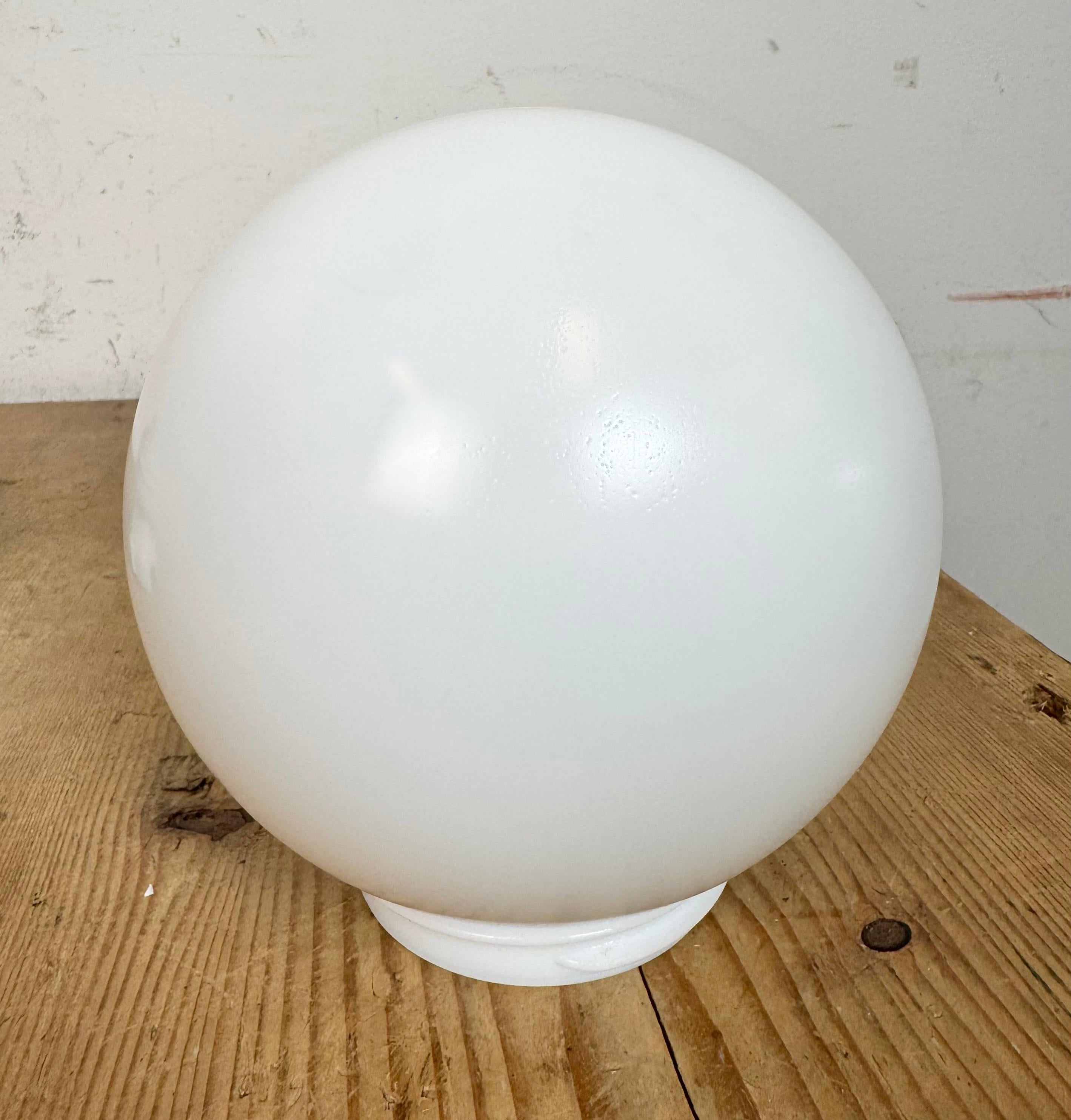 Plafonnier vintage en porcelaine avec verre au lait, années 1950 en vente 5