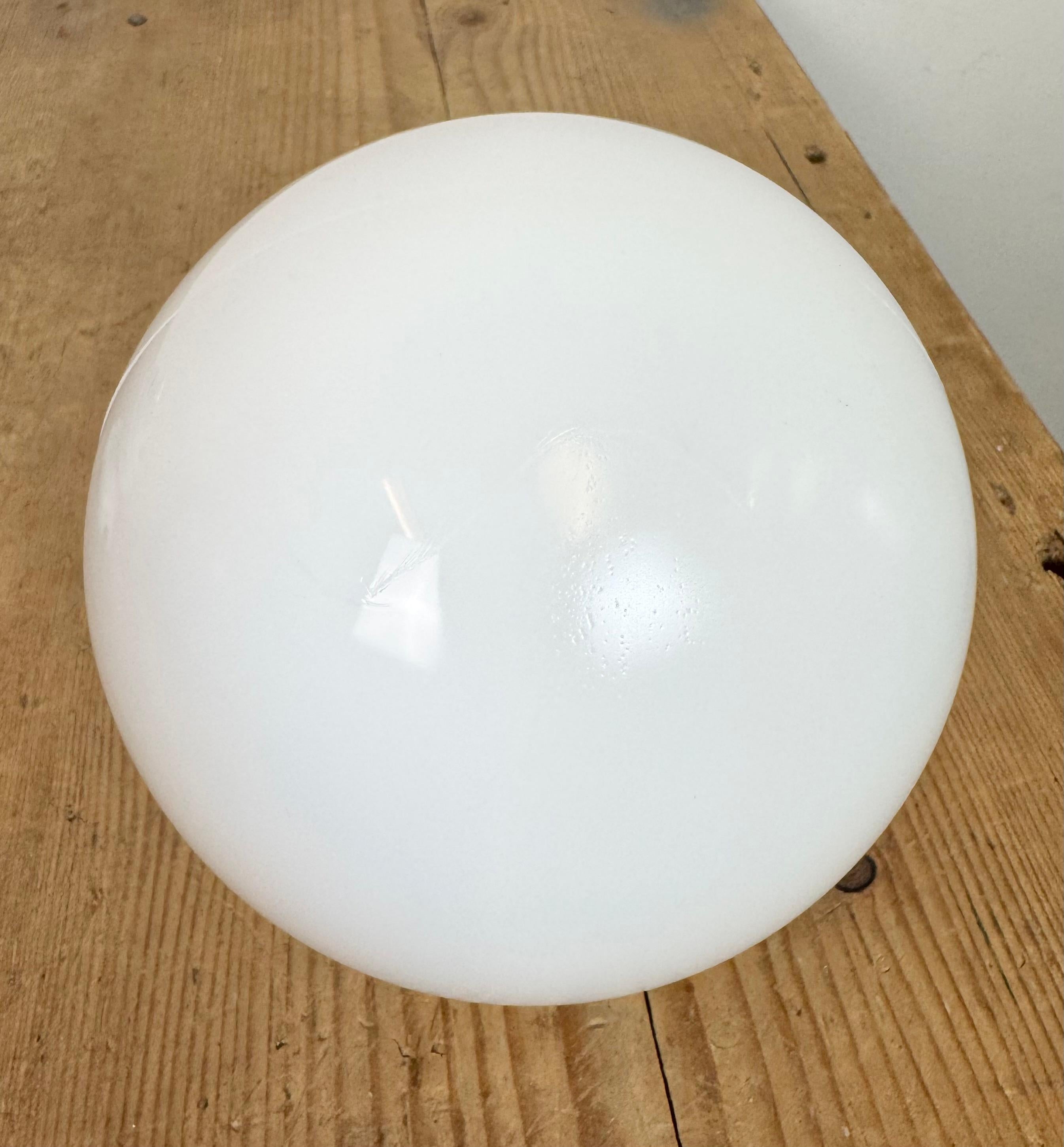 Plafonnier vintage en porcelaine avec verre au lait, années 1950 en vente 6