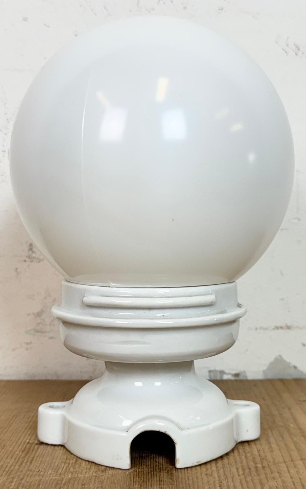 Industriel Plafonnier vintage en porcelaine avec verre au lait, années 1950 en vente