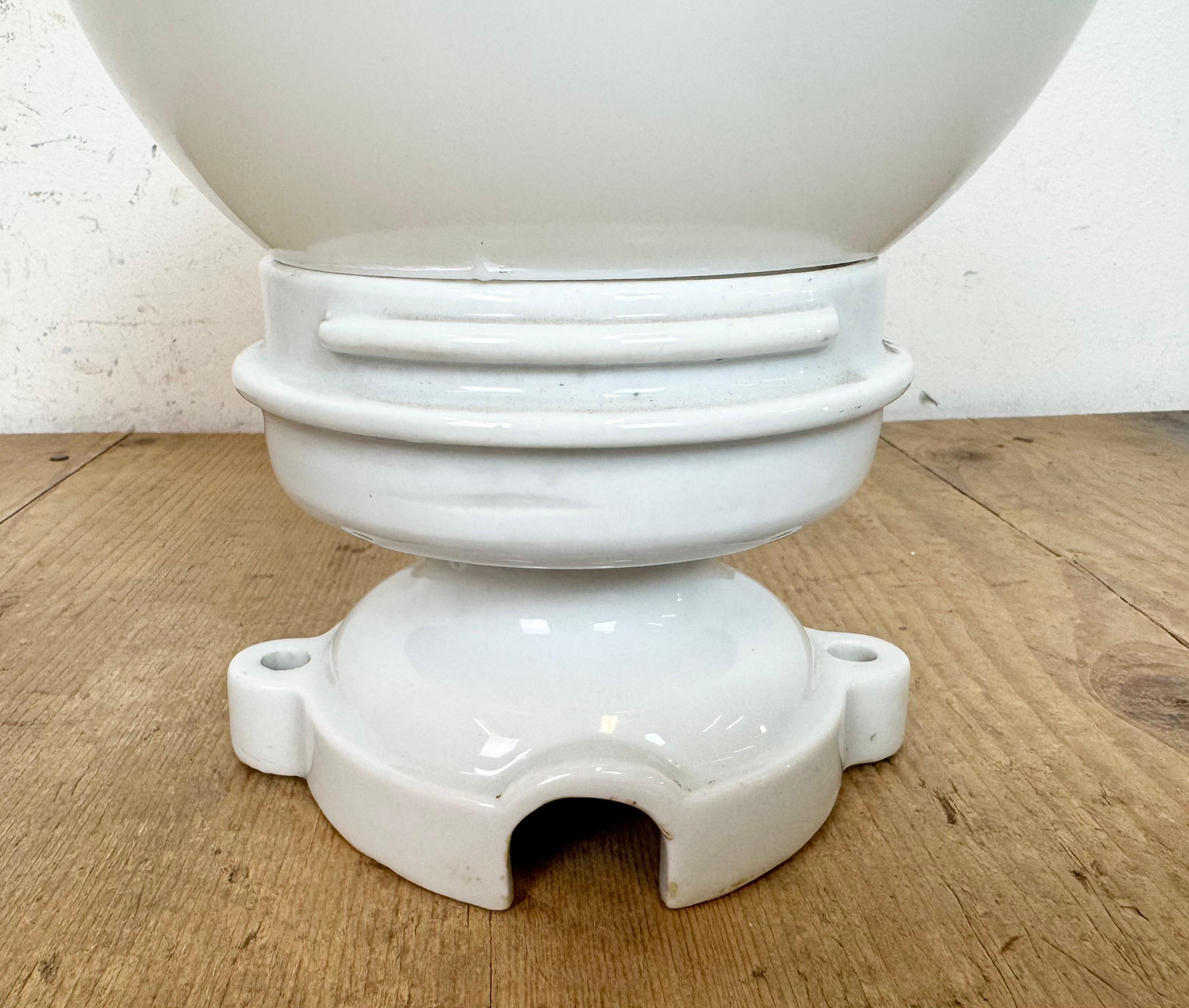 Tchèque Plafonnier vintage en porcelaine avec verre au lait, années 1950 en vente