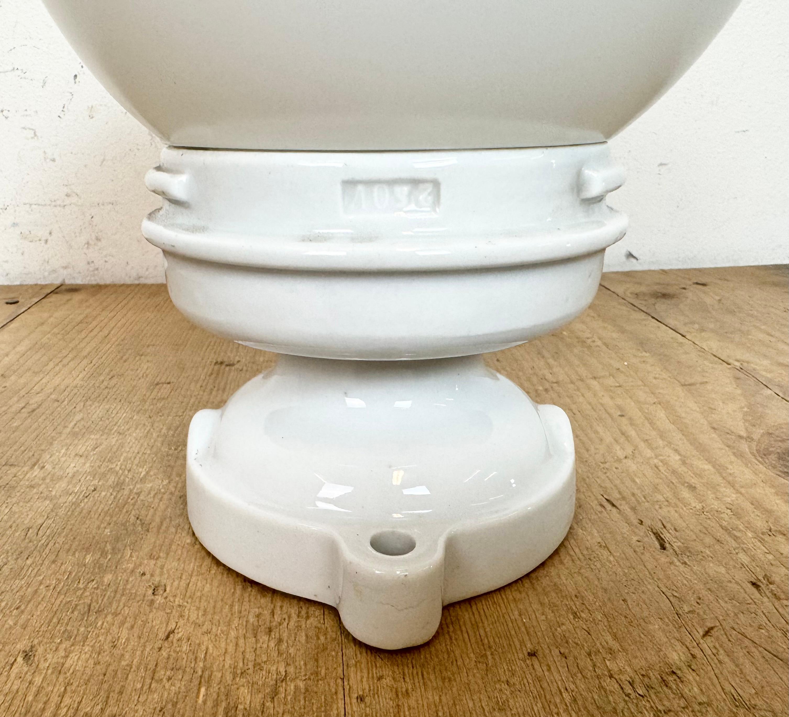20ième siècle Plafonnier vintage en porcelaine avec verre au lait, années 1950 en vente