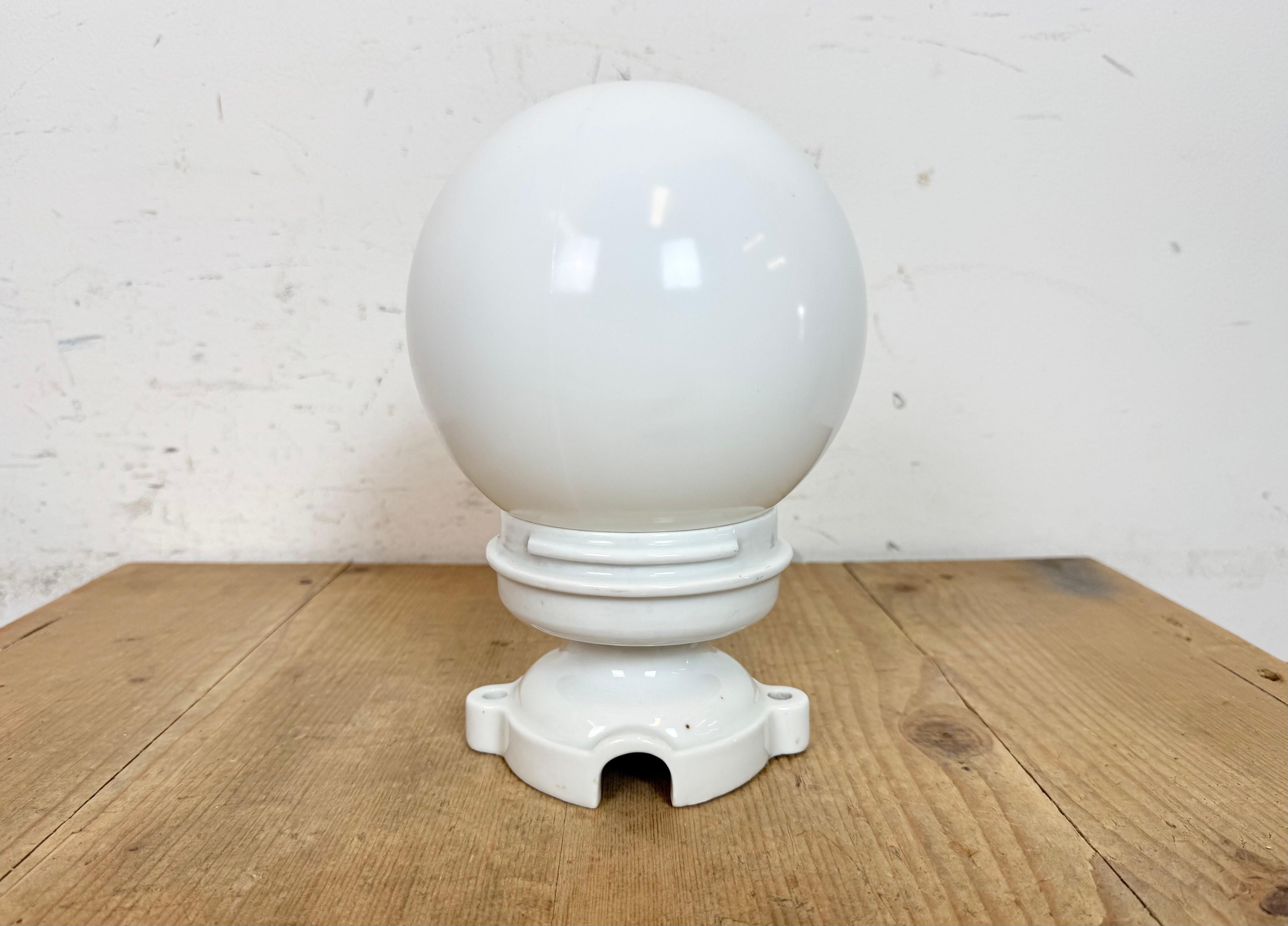 Porcelaine Plafonnier vintage en porcelaine avec verre au lait, années 1950 en vente