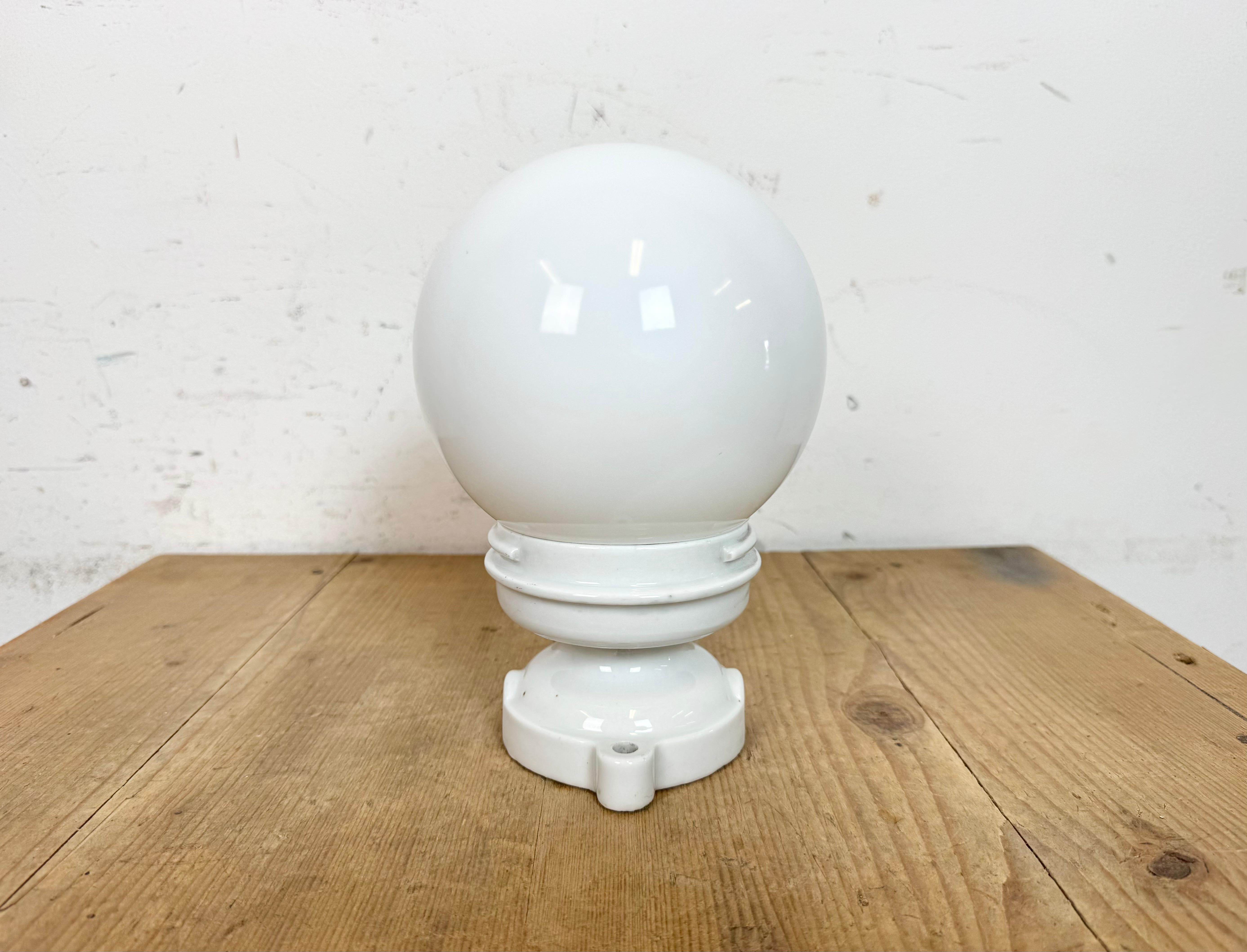 Plafonnier vintage en porcelaine avec verre au lait, années 1950 en vente 1