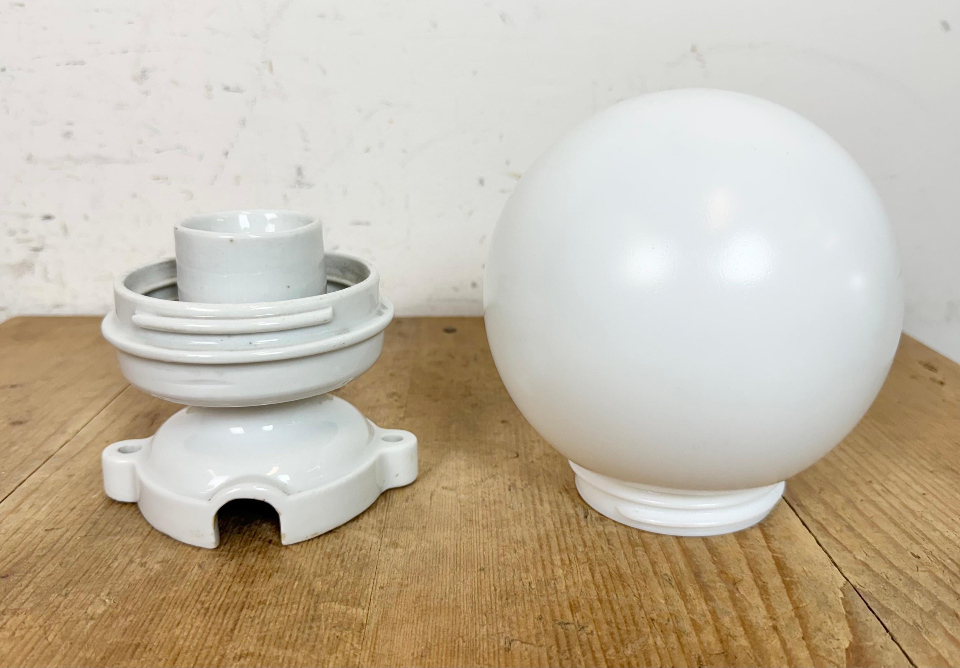 Plafonnier vintage en porcelaine avec verre au lait, années 1950 en vente 2
