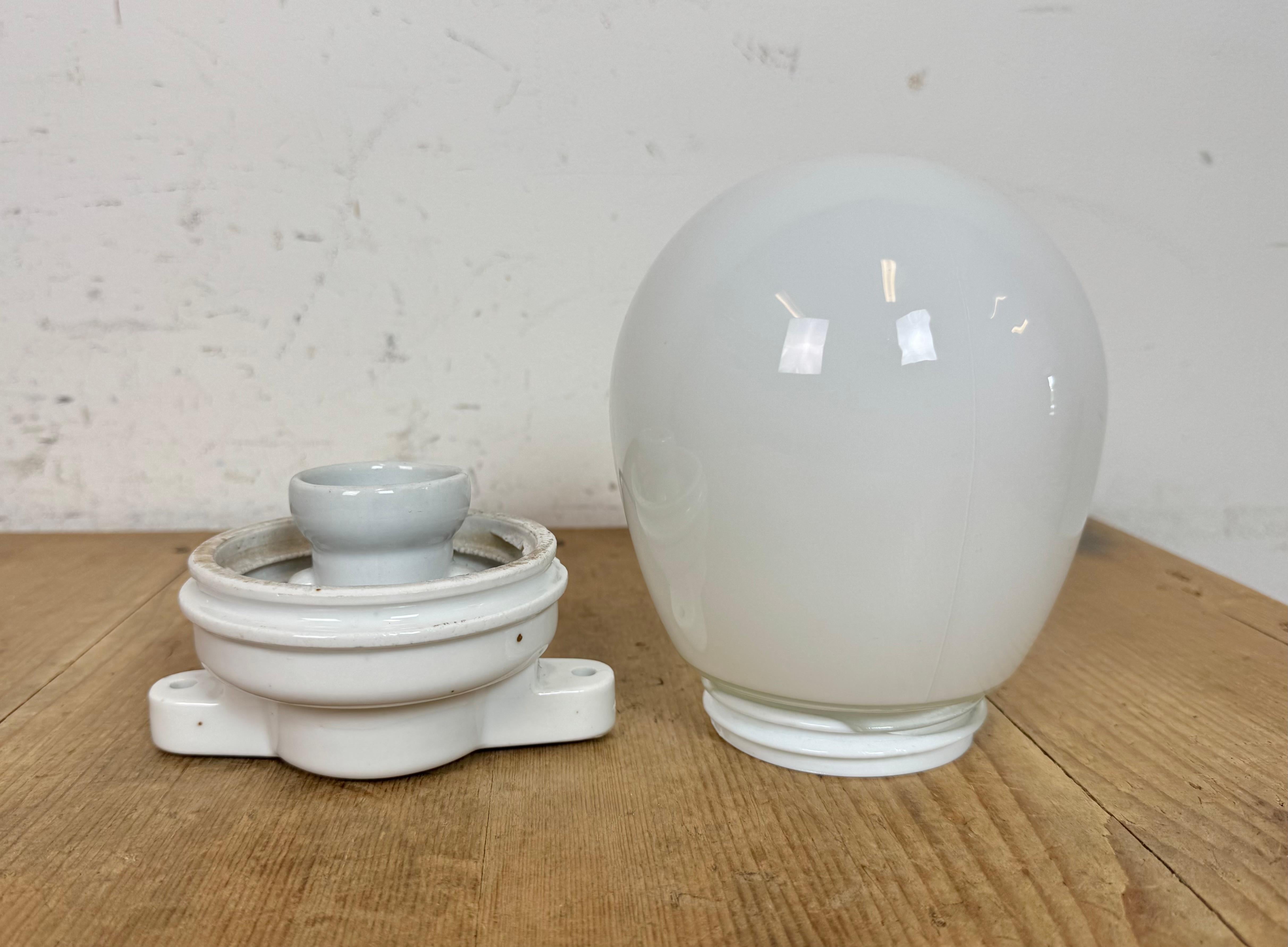 Vintage Porzellan-Deckenleuchte mit Milchglas , 1950er Jahre im Angebot 3