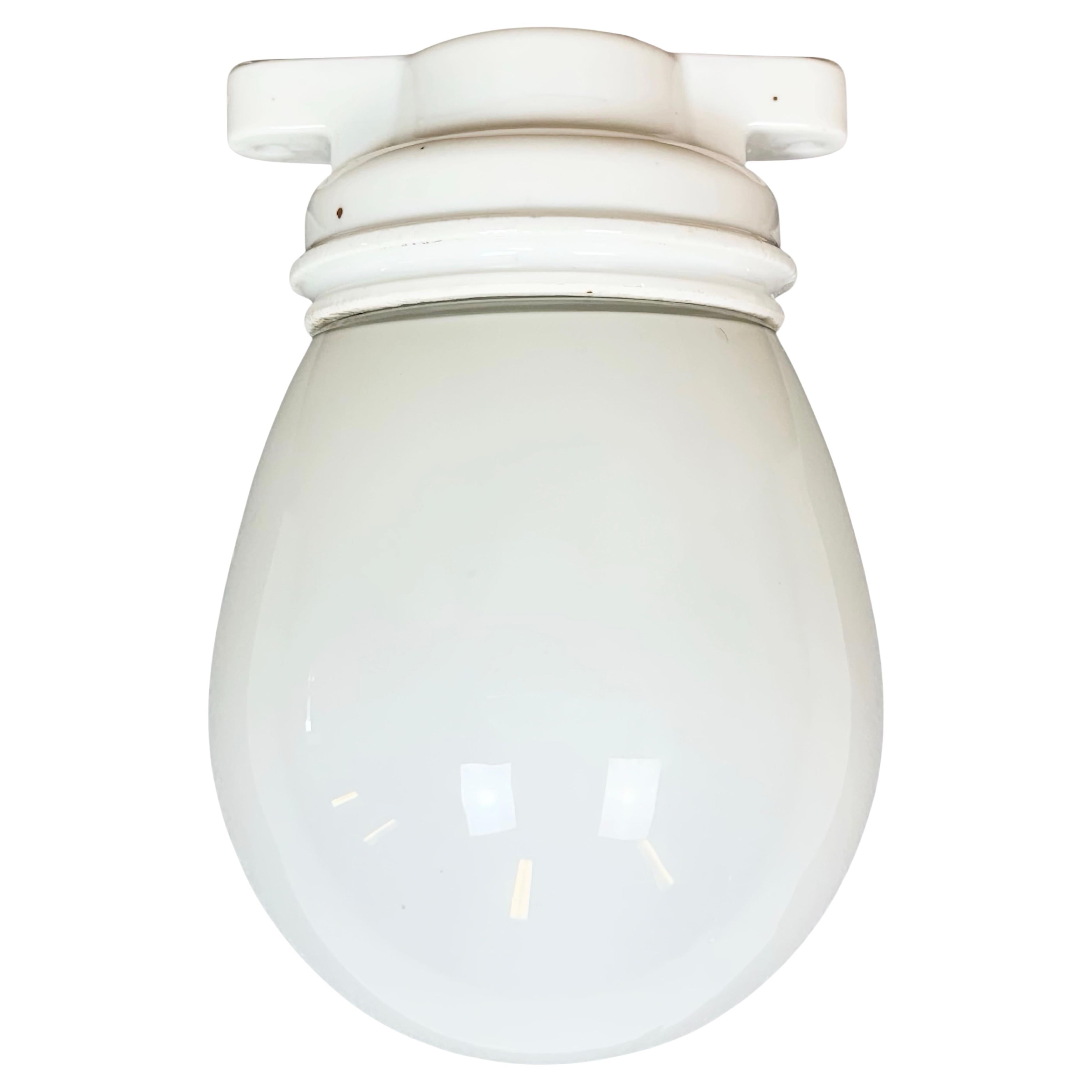 Lámpara de techo vintage de porcelana con cristal de leche , años 50