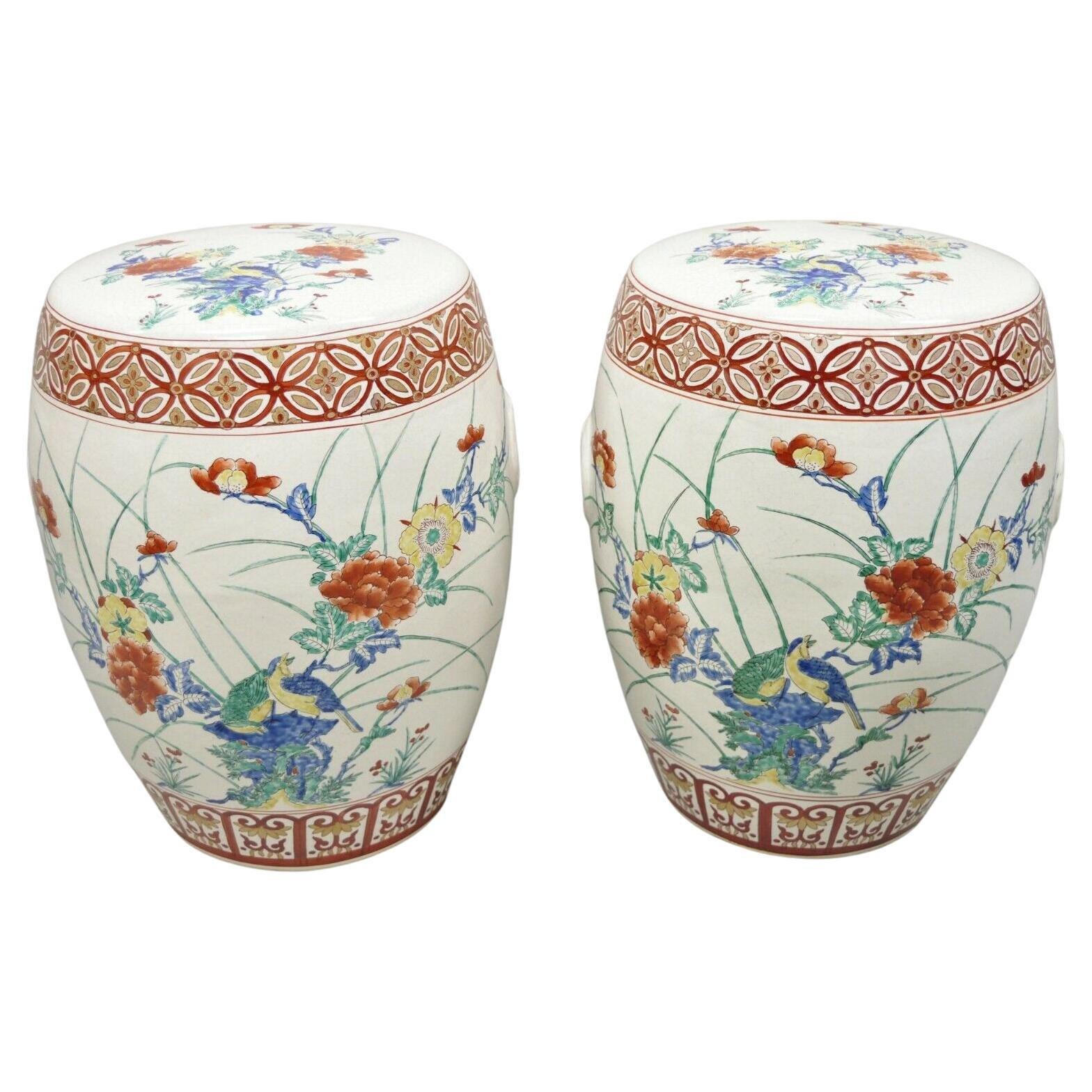 Paire de sièges de jardin vintage en céramique et porcelaine représentant des chinoiseries orientales rouges et bleues