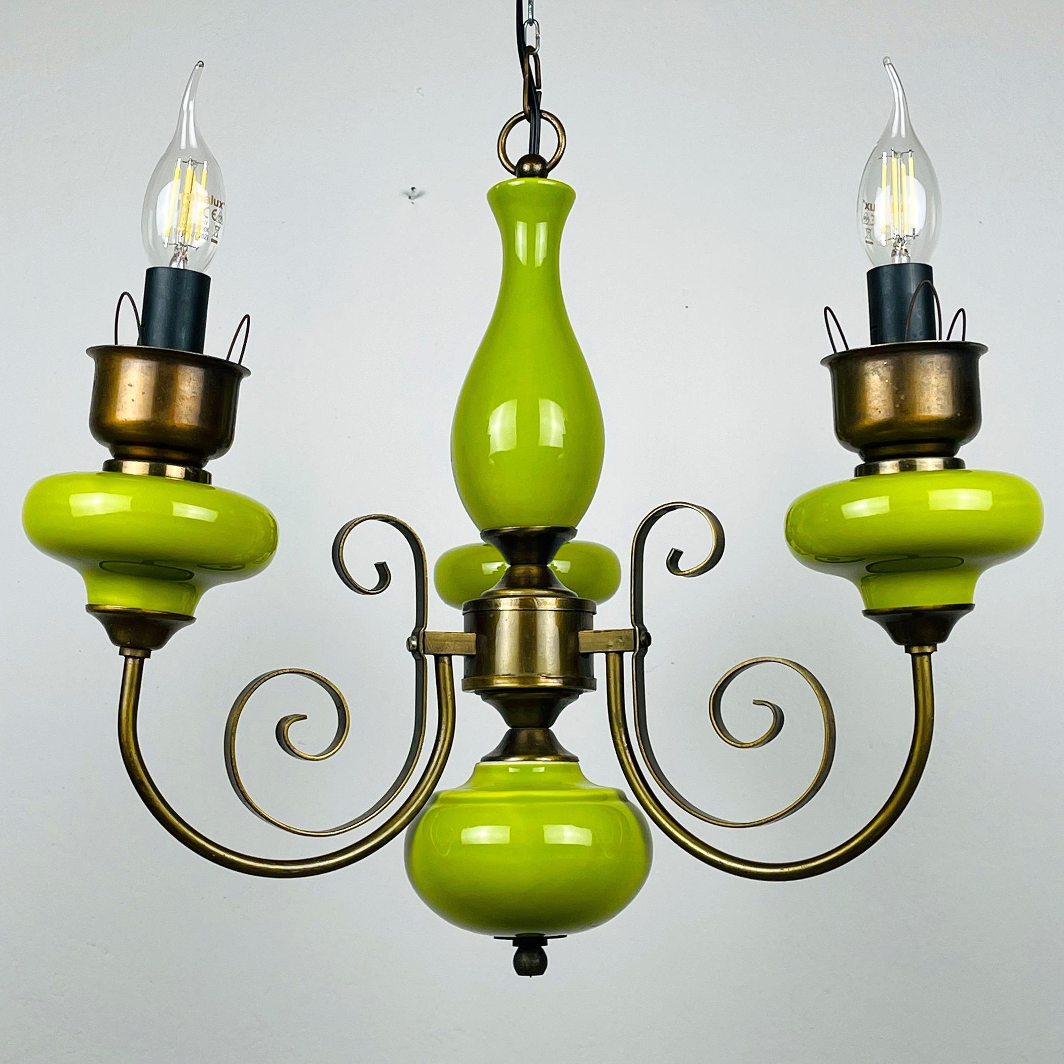 Illuminate your space with timeless charm through this exquisite vintage green porcelain chandelier, lovingly crafted in Italy during the 1950s. This enchanting piece features 3 bronze arms adorned with delicate ceramic cups.
In excellent original