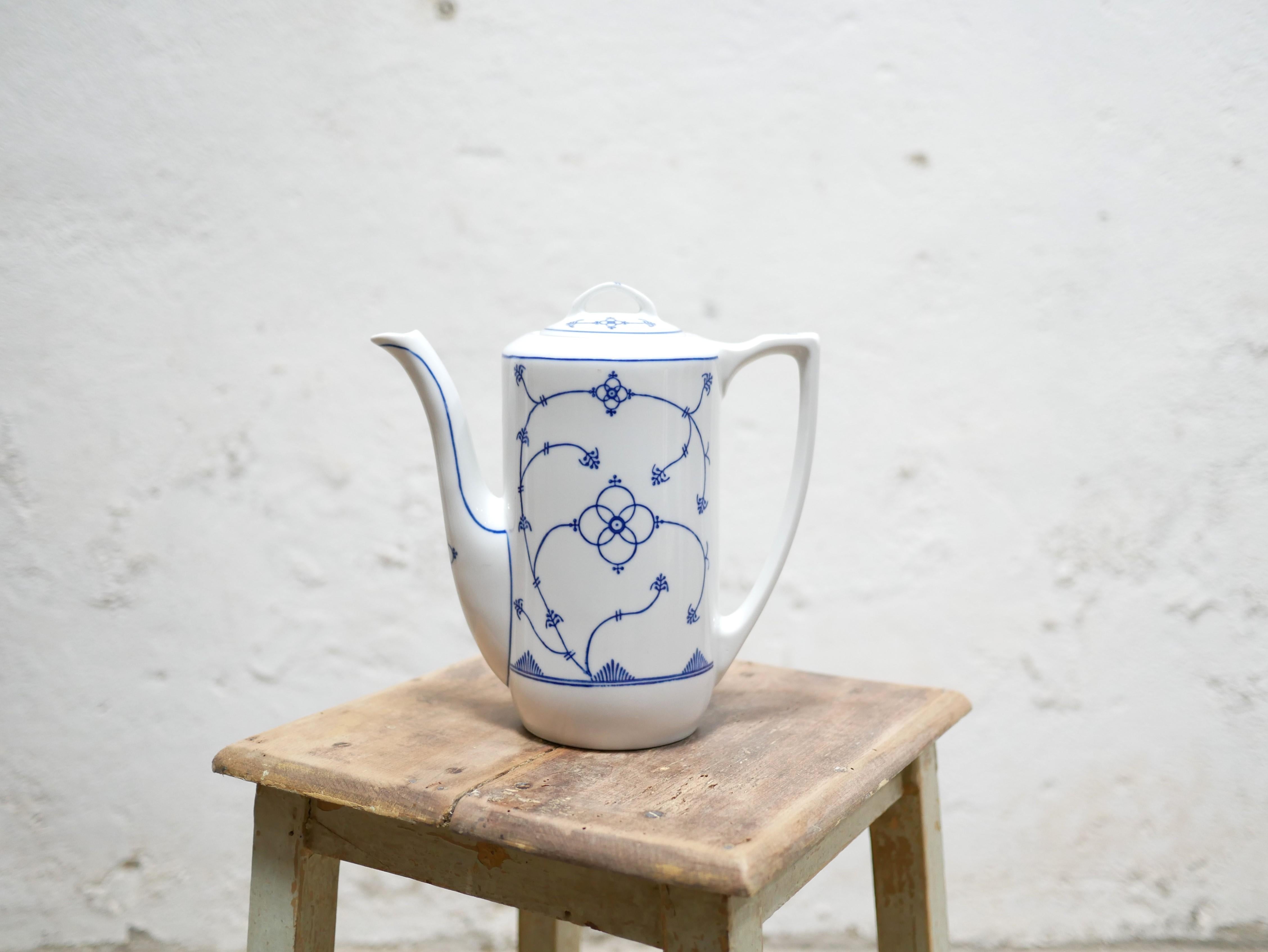 Cafetera de porcelana fabricada por Jäger Eisenberg, Alemania, en la década de 1960. 

Delicada decoración en un bonito azul Sajonia.
Vajilla refinada con encanto intemporal que combinará perfectamente con la decoración actual y de moda. 

Muy buen