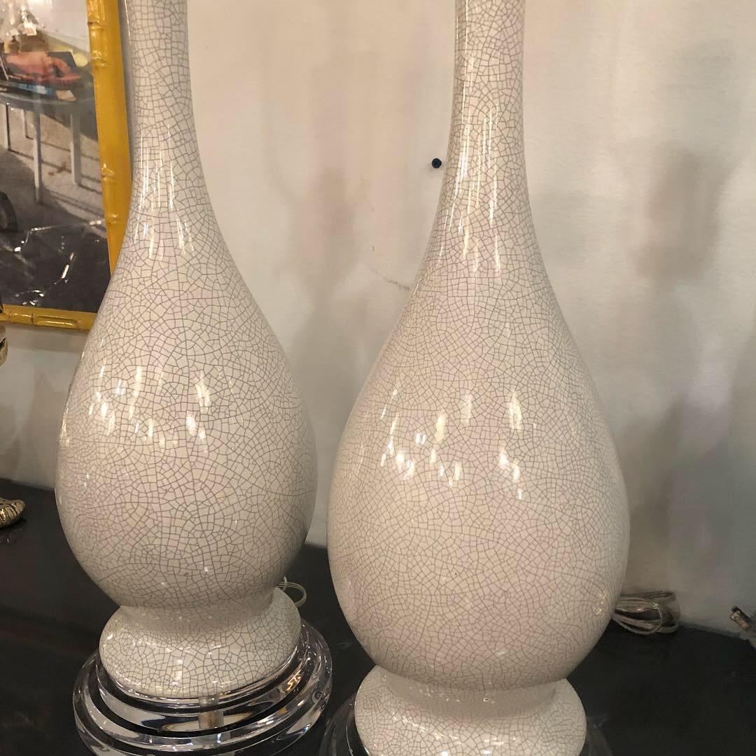 Paire de lampes de bureau vintage en porcelaine à glaçure craquelée grise et blanche, en lucite chromée en vente 3