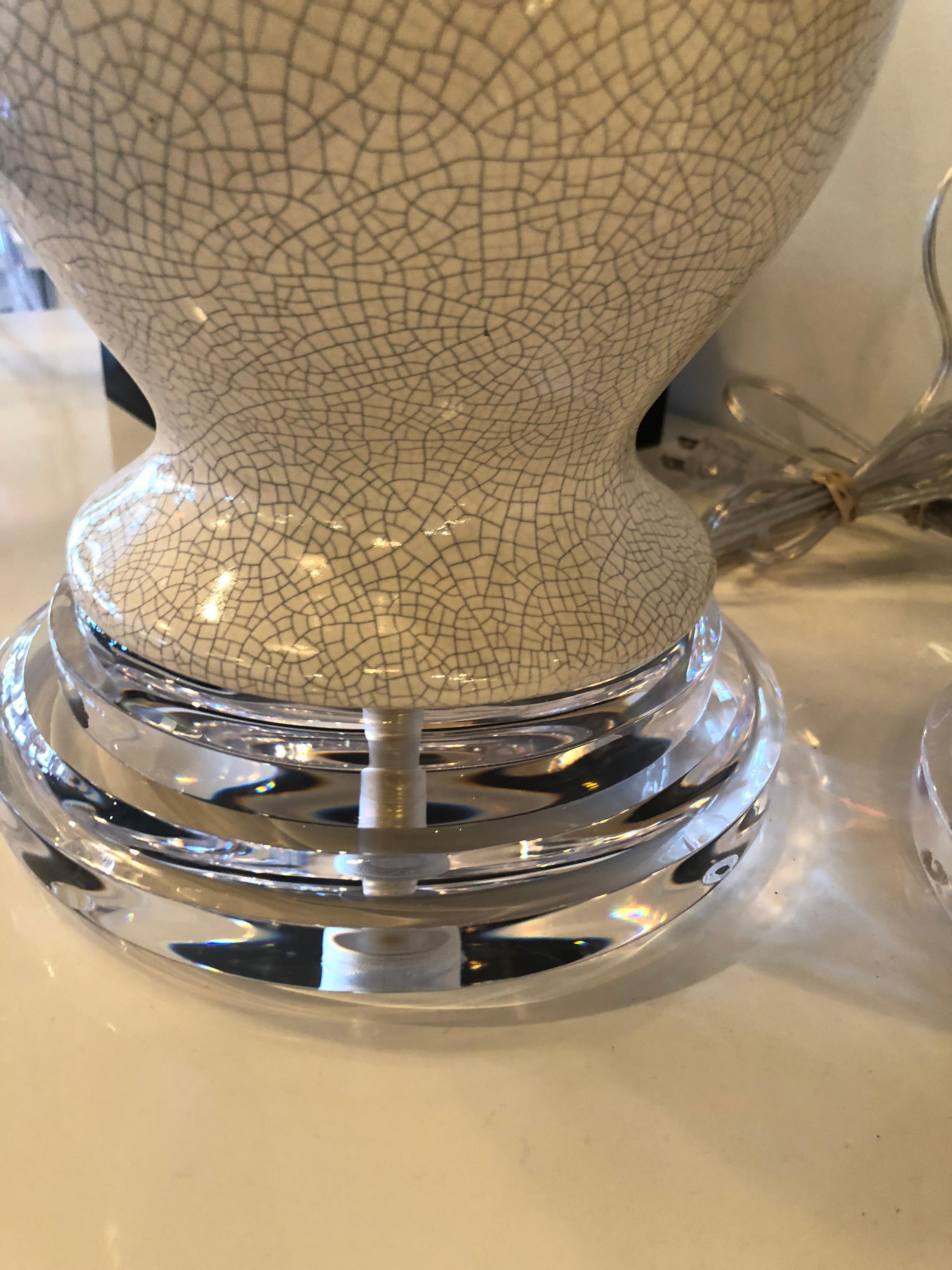 Hollywood Regency Paire de lampes de bureau vintage en porcelaine à glaçure craquelée grise et blanche, en lucite chromée en vente