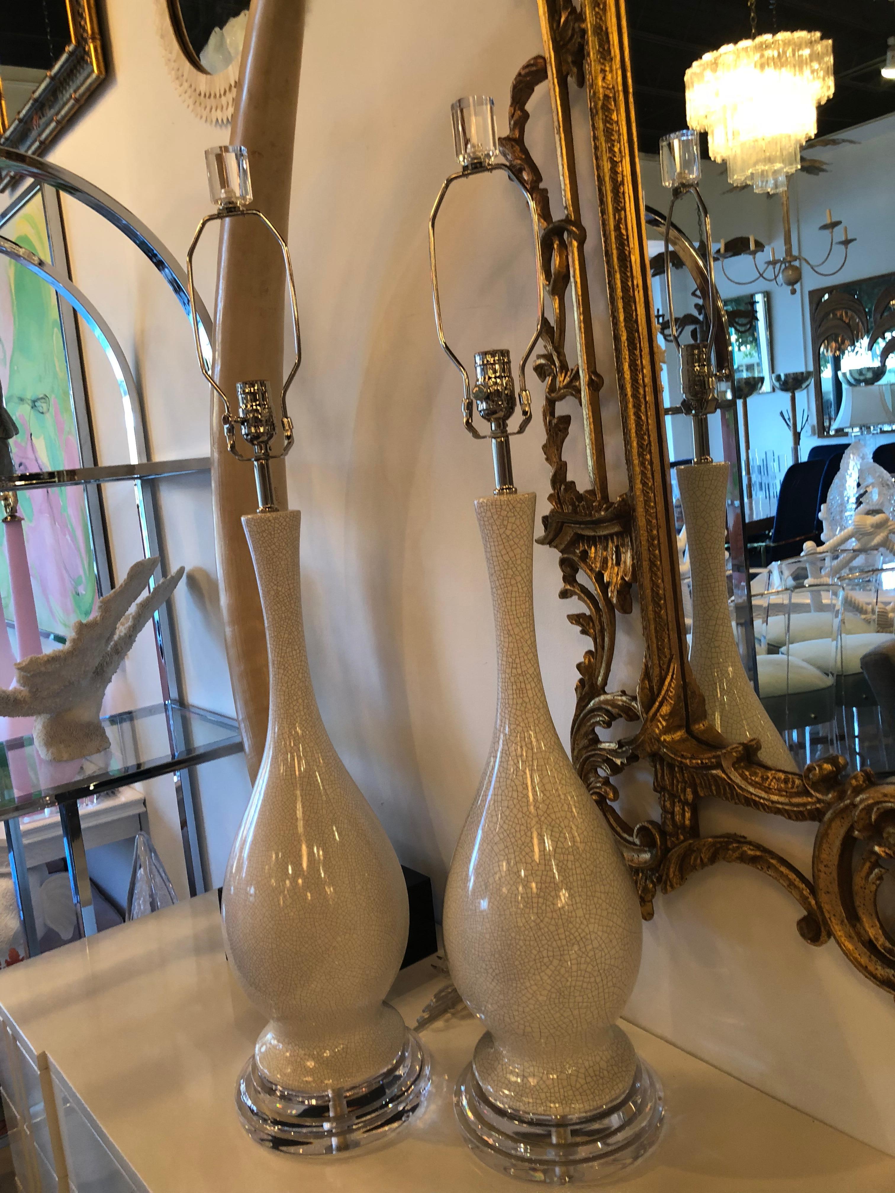 Paire de lampes de bureau vintage en porcelaine à glaçure craquelée grise et blanche, en lucite chromée Excellent état - En vente à West Palm Beach, FL