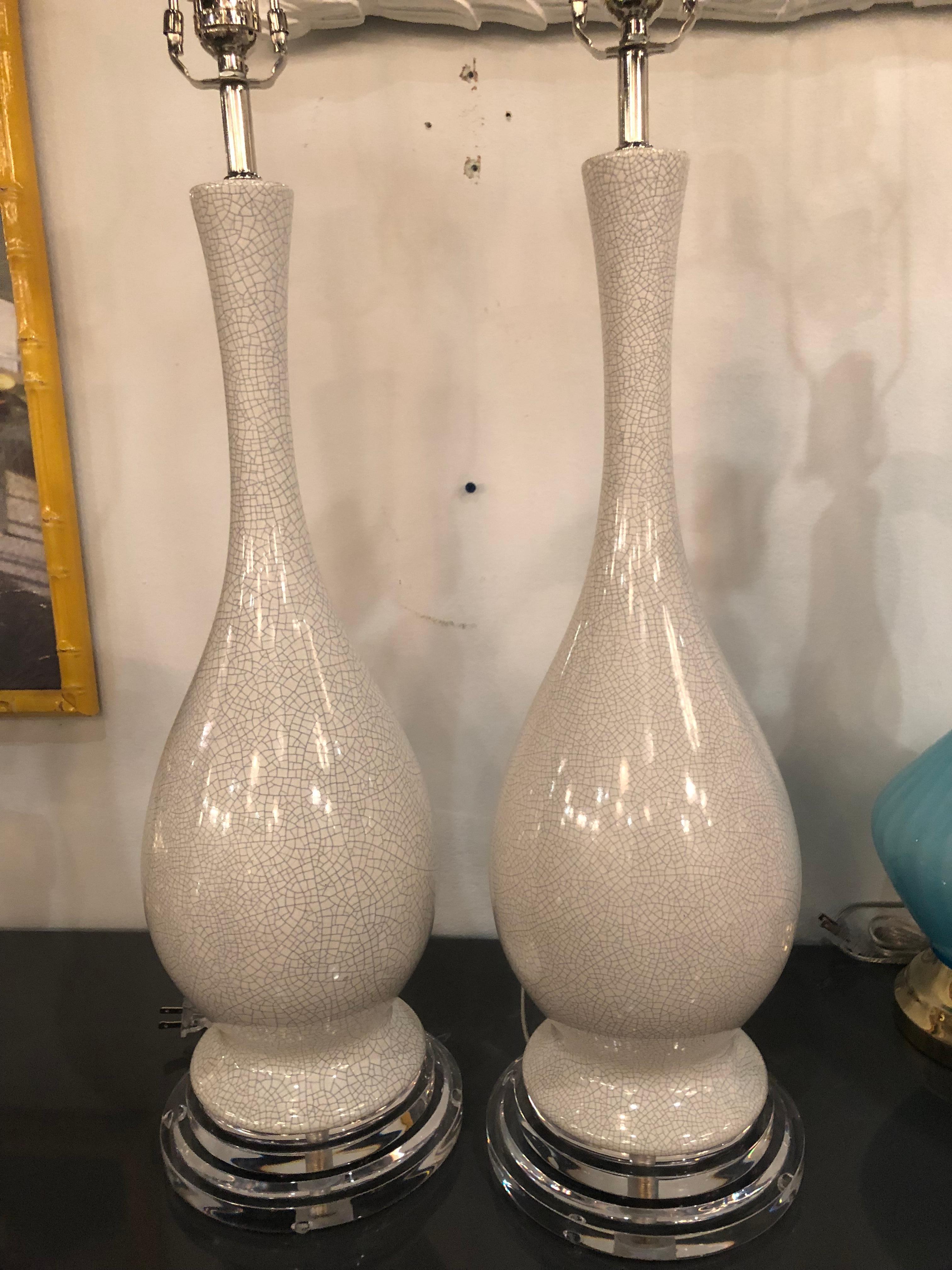 Paire de lampes de bureau vintage en porcelaine à glaçure craquelée grise et blanche, en lucite chromée en vente 1