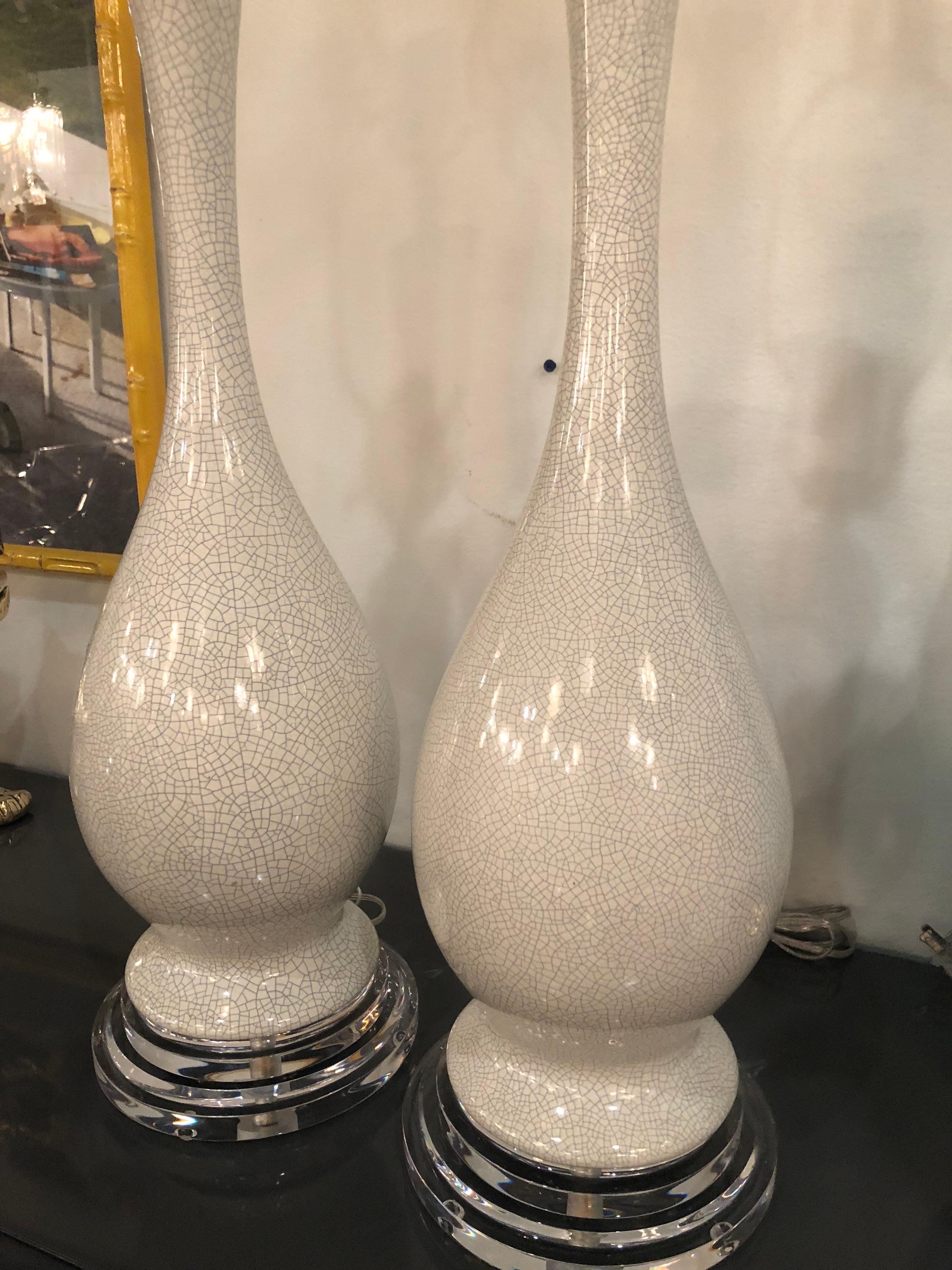 Paire de lampes de bureau vintage en porcelaine à glaçure craquelée grise et blanche, en lucite chromée en vente 2