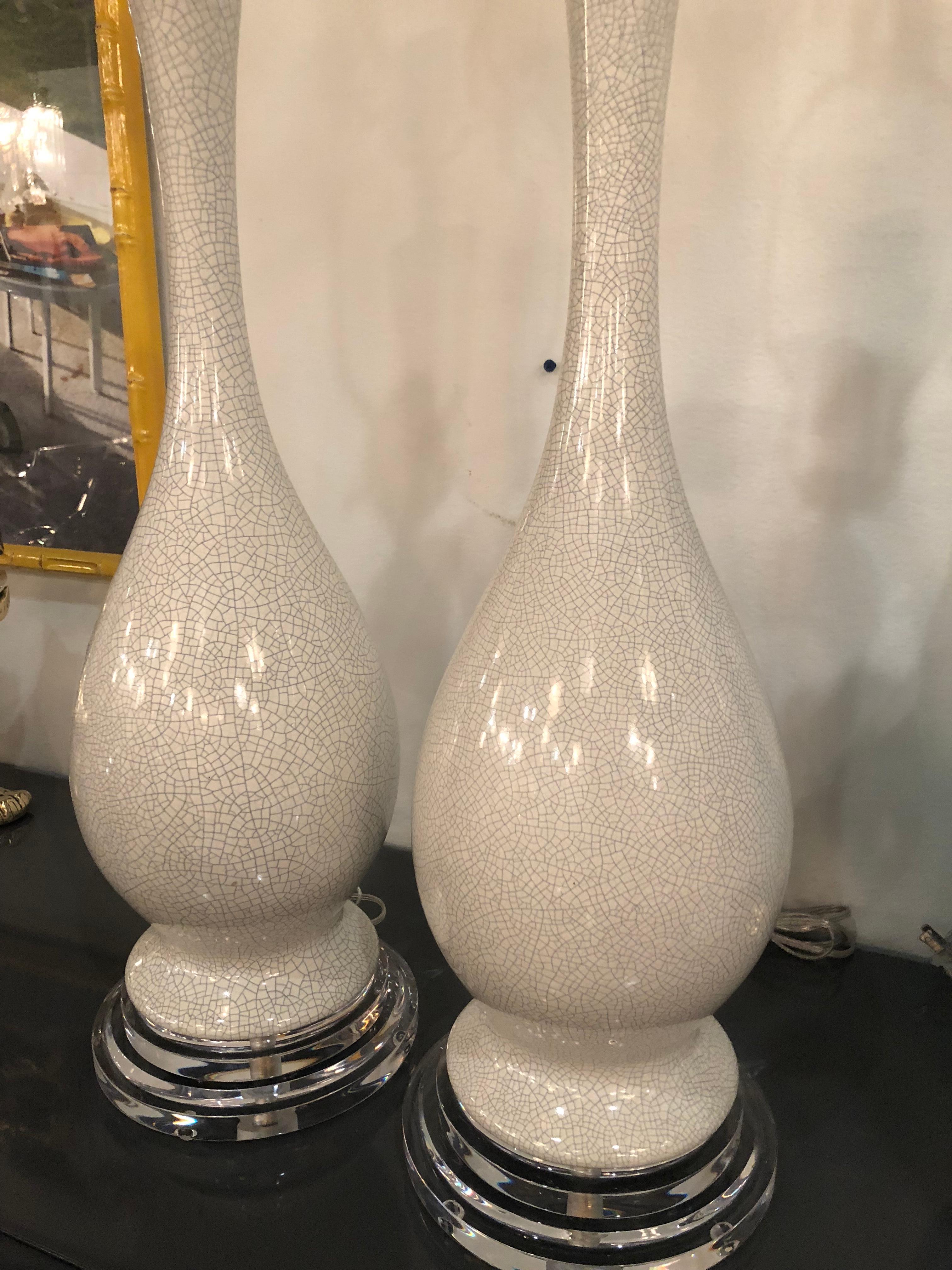 Paar Vintage-Tischlampen aus Porzellan mit Craquelé-Glasur in Grau-Weiß aus Chrom und Lucite im Angebot 3