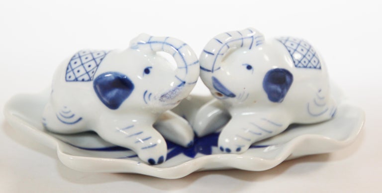 https://a.1stdibscdn.com/vintage-porcelain-elephants-salt-and-pepper-shakers-with-tray-collectible-for-sale-picture-2/f_9068/1624884056854/Vintage_porcelain_elephant_salt_and_paper_2_master.jpg?width=768