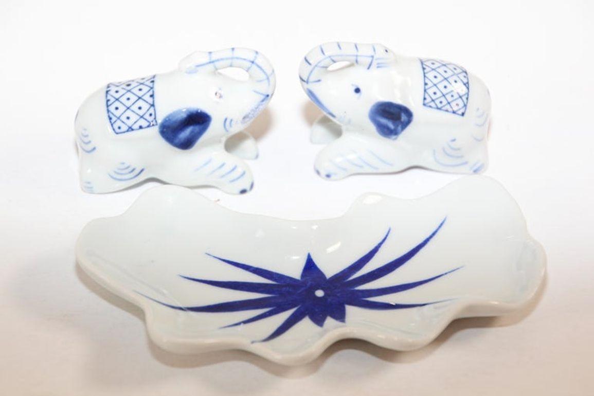 vintage elephant salt and pepper shakers