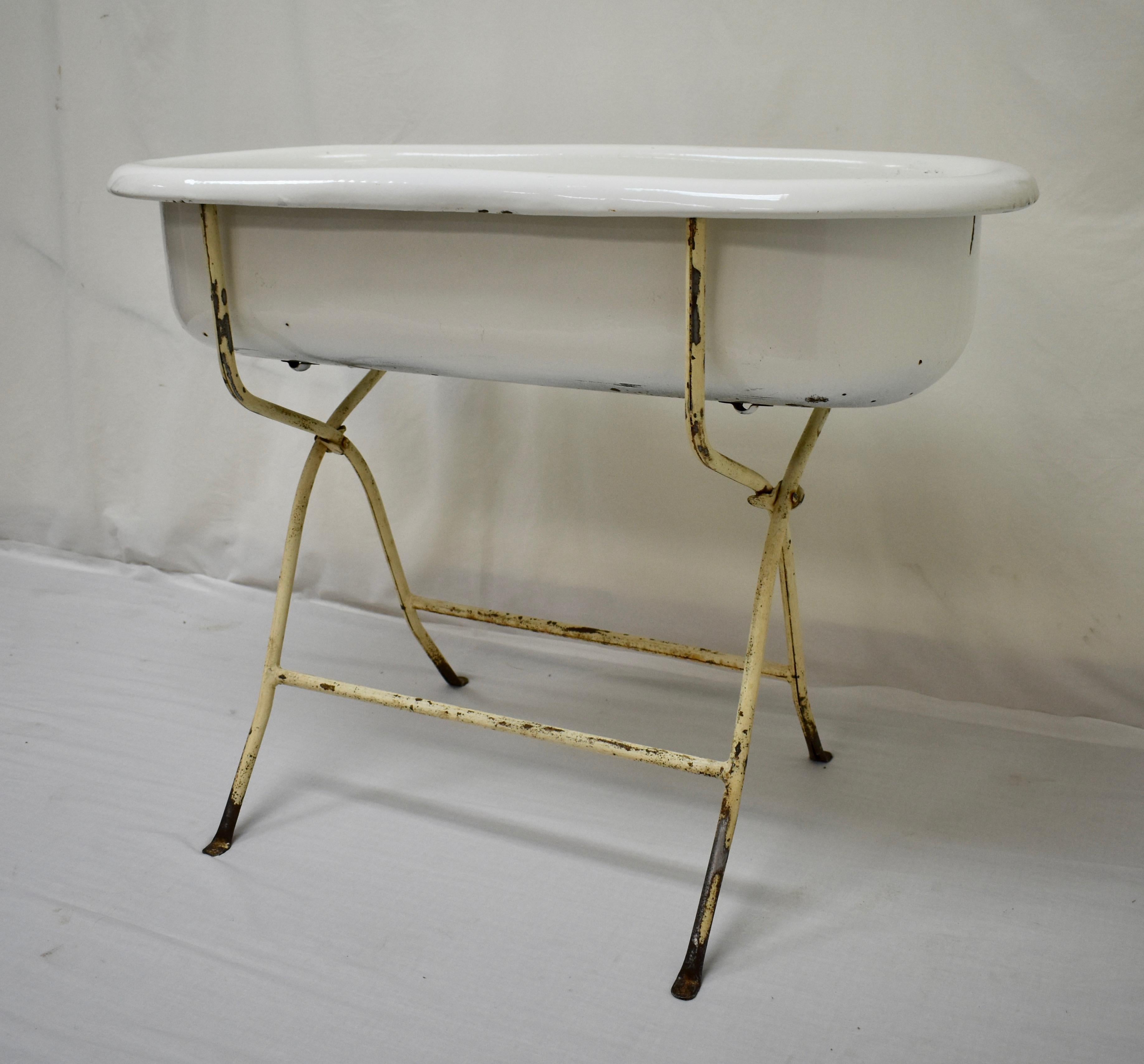 Vintage Porcelain Enamel Baby Bath on Folding Stand In Good Condition In Baltimore, MD