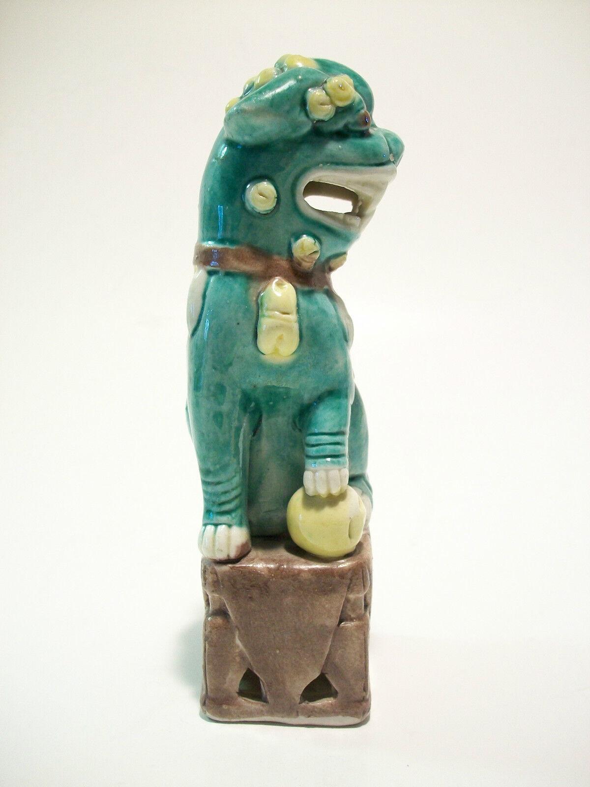 Vernissé Vintage Porcelaine Foo Dog - Peint à la main - Non signé - Chine - Milieu du 20e siècle en vente