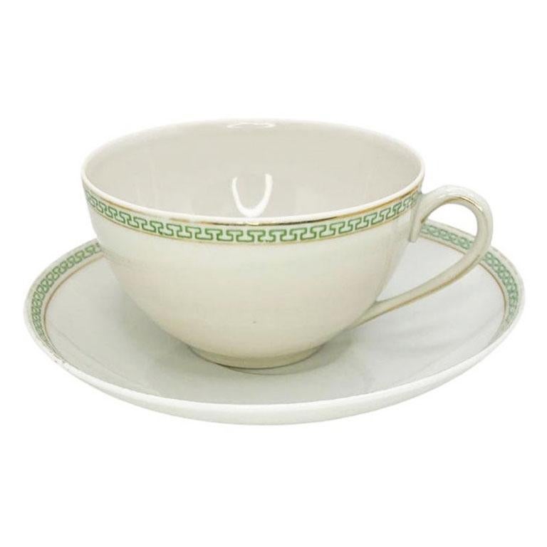 Preciosa taza de té de porcelana con diseño clásico de llave griega y platillo a juego. Este conjunto será un bello complemento para cualquier colección. El platillo es redondo con los lados vueltos hacia arriba. (Alrededor de los bordes hay un