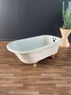 Vasca da bagno in porcellana e ferro d'epoca con piedini a zampa d'asino