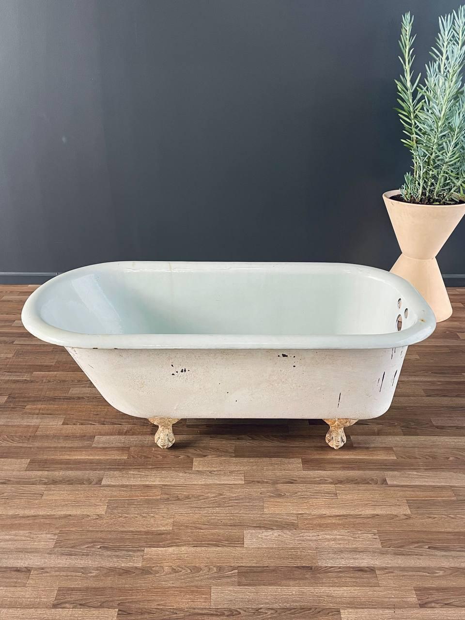 Vintage Porzellan & Eisen Badewanne mit Claw Feet im Zustand „Gut“ im Angebot in Los Angeles, CA