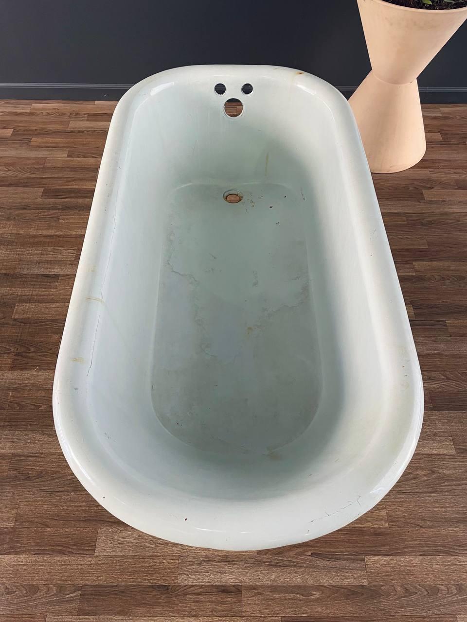 Vintage Porzellan & Eisen Badewanne mit Claw Feet (Mitte des 20. Jahrhunderts) im Angebot