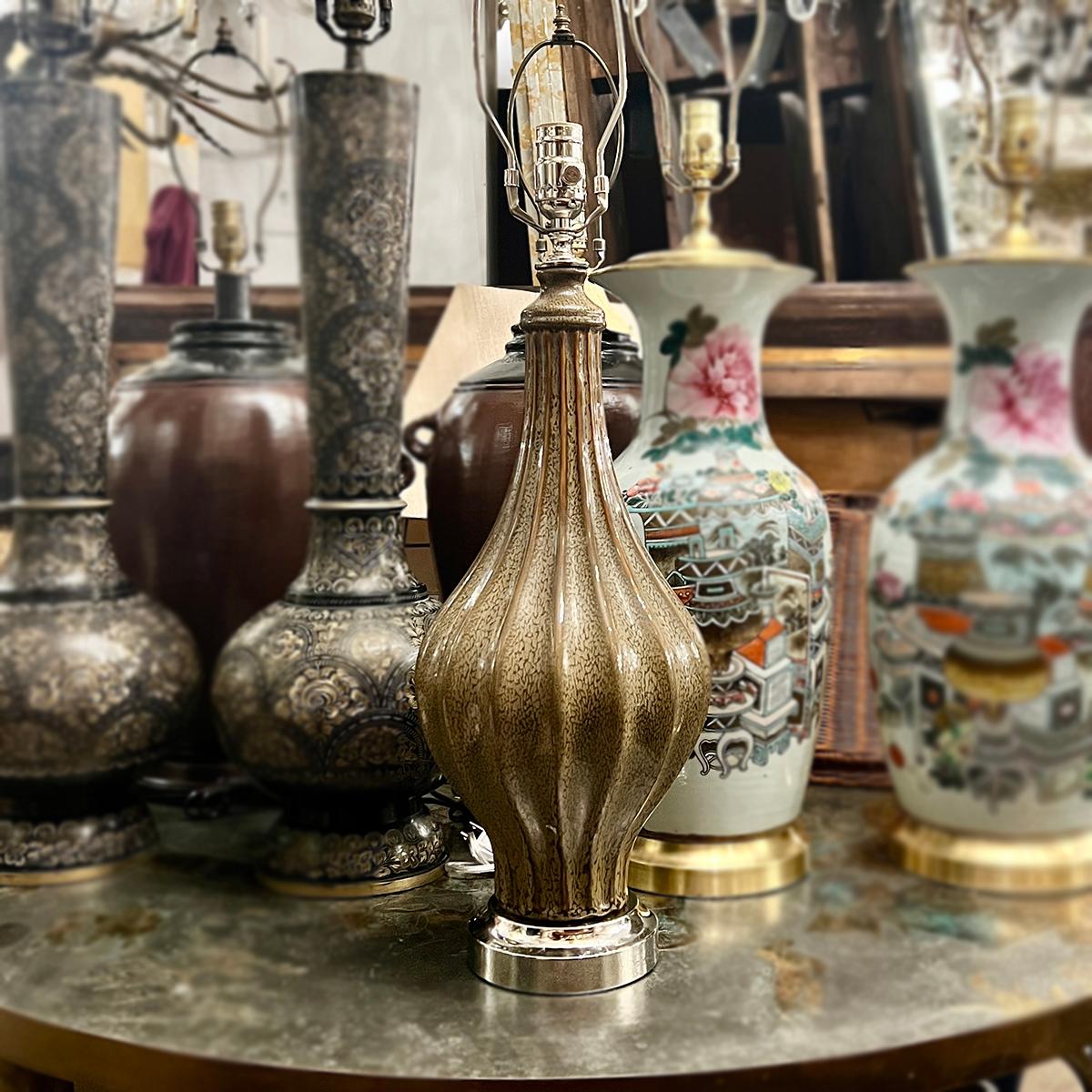 Lámpara de porcelana vintage mediados del siglo XX en venta