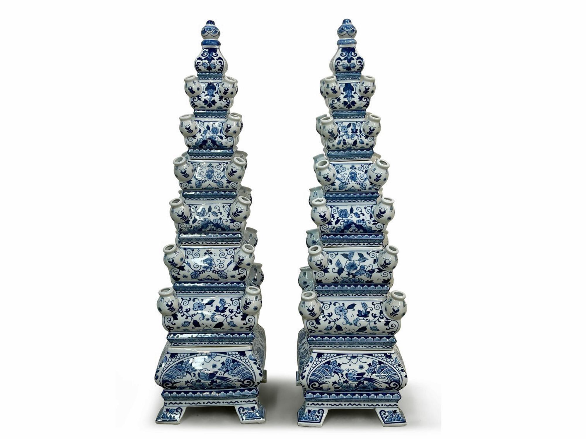 Vaso di porcellana d'epoca a forma di piramide con tulipano, 
Cinese,
Circa 2000

Una coppia di vasi Tulipiere con ogni tulipier realizzato in quattro pezzi interconnessi e dipinto in blu e bianco sottosmalto.  Questo schema è noto come schema della