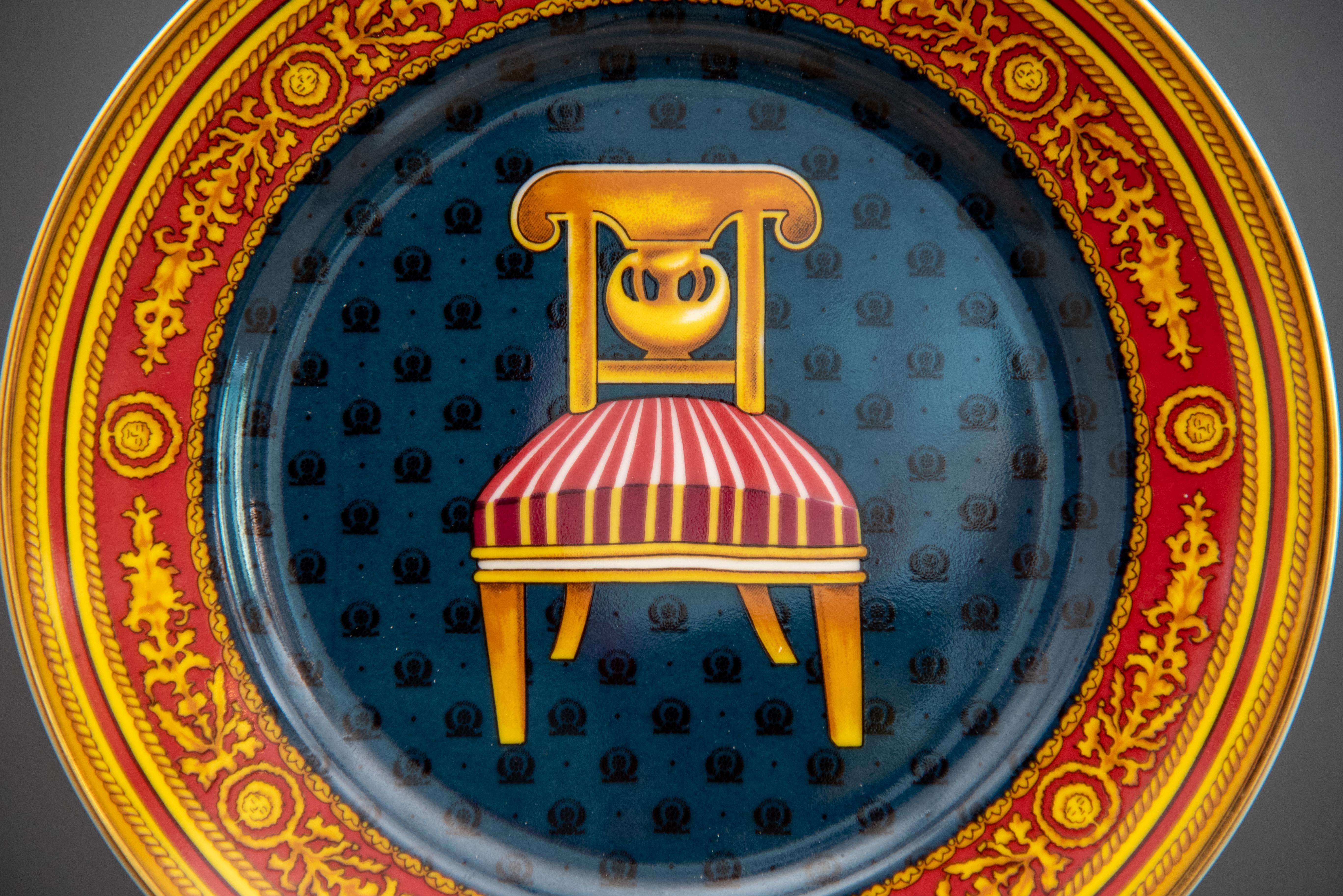 Italian Vintage Gucci Chair Collection plate
Porcelain decorative objects
Porcelain plate back-stamped Gucci.

Every item of our Gallery, upon request, is accompanied by a certificate of authenticity issued by Sabrina Egidi official Expert in
