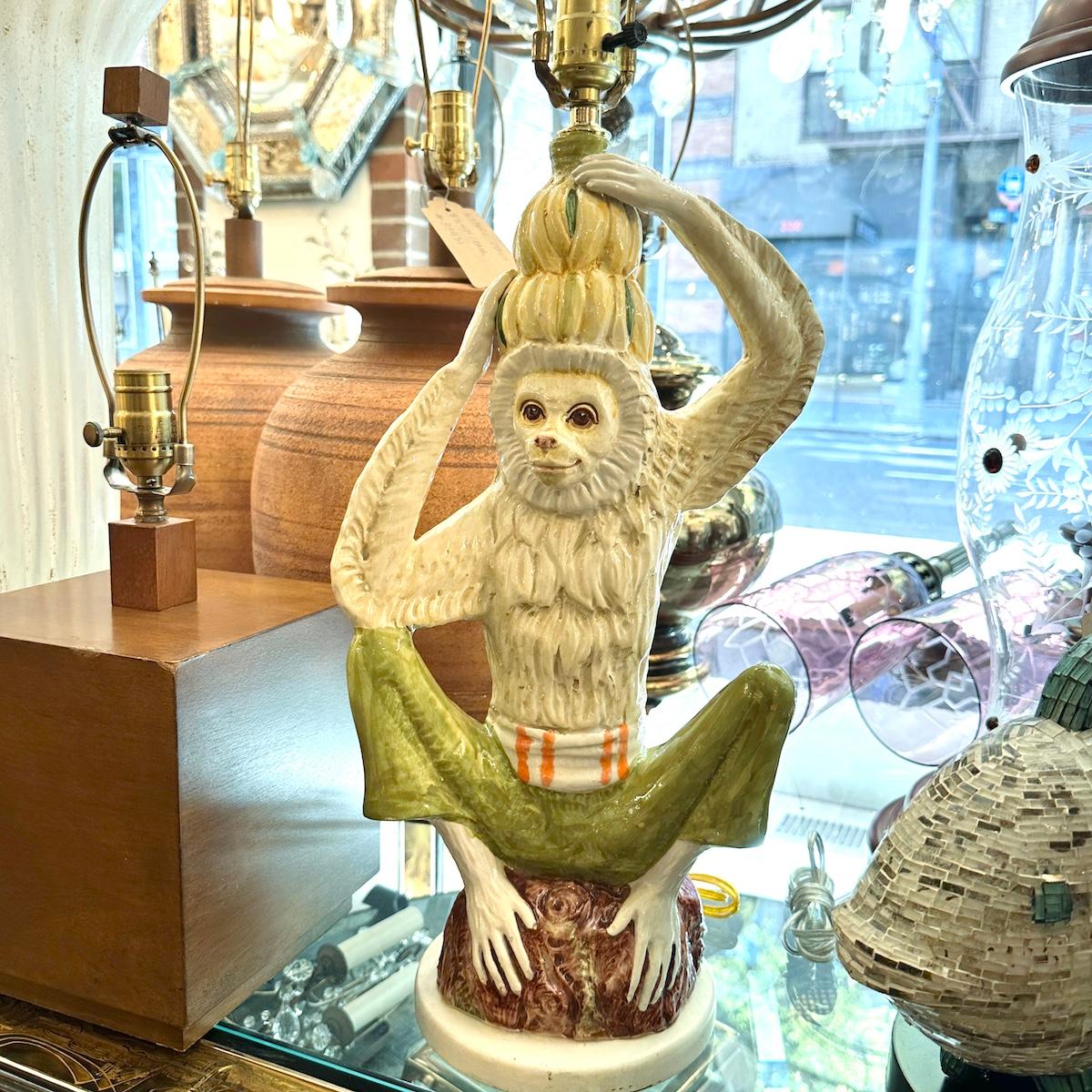 Lámpara mono de porcelana italiana de la década de 1960

Medidas:
Altura del cuerpo: 20
Altura hasta el apoyo de la sombrilla: 29
Anchura: 10
Profundidad: 7