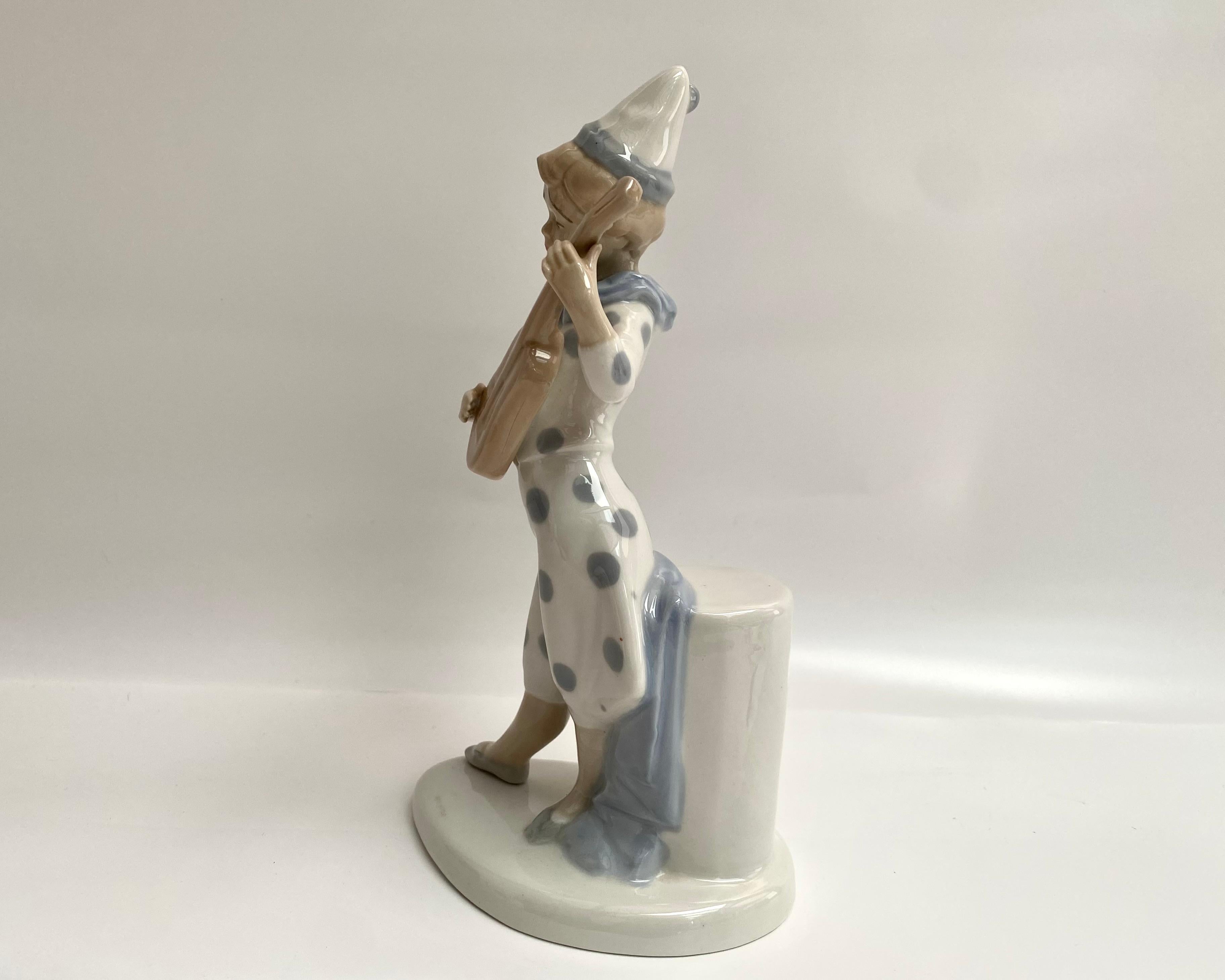 This porcelain Pierrot figurine, hand-painted with underglaze techniques, embodies the charm and artistry of Spanish porcelain from the 1970s.

Crafted by the esteemed 