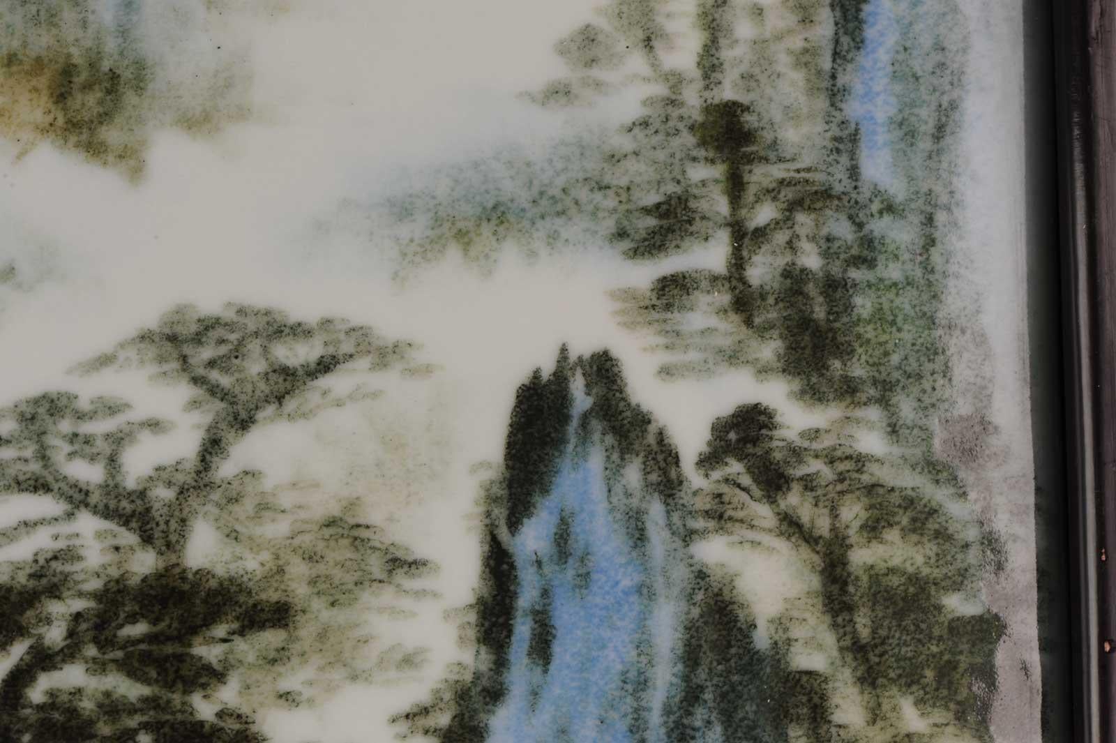 20ième siècle Plaque en porcelaine vintage avec cadre en bois - Paysage de montagne Fu Jun. Marqué, Chine en vente