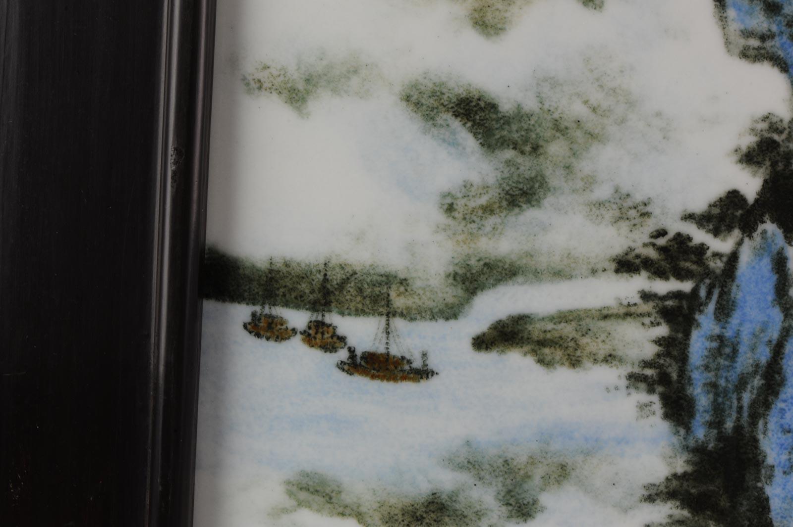 Plaque en porcelaine vintage avec cadre en bois - Paysage de montagne Fu Jun. Marqué, Chine en vente 2