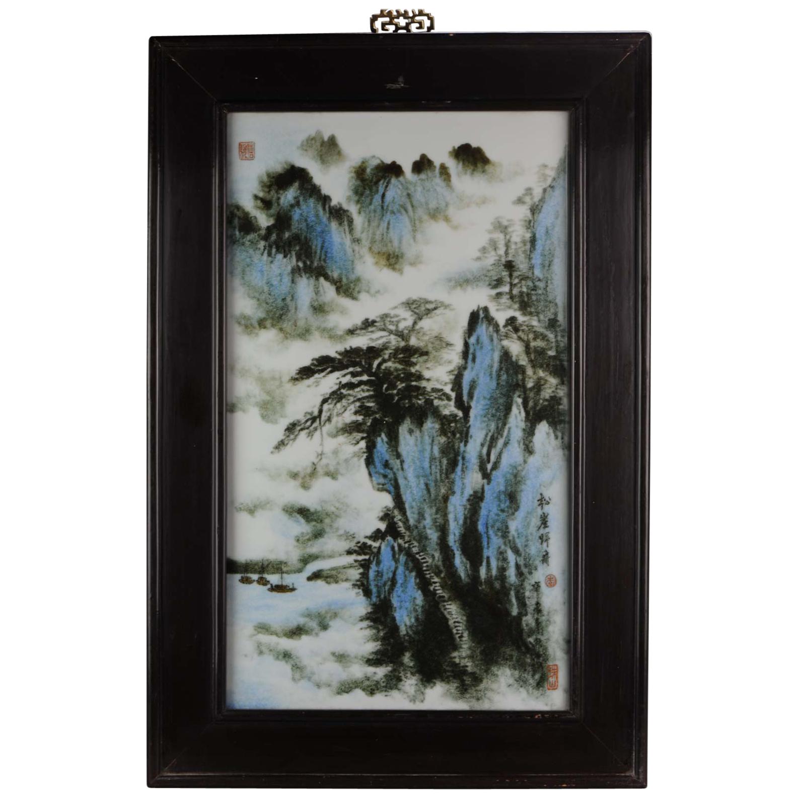 Plaque en porcelaine vintage avec cadre en bois - Paysage de montagne Fu Jun. Marqué, Chine en vente