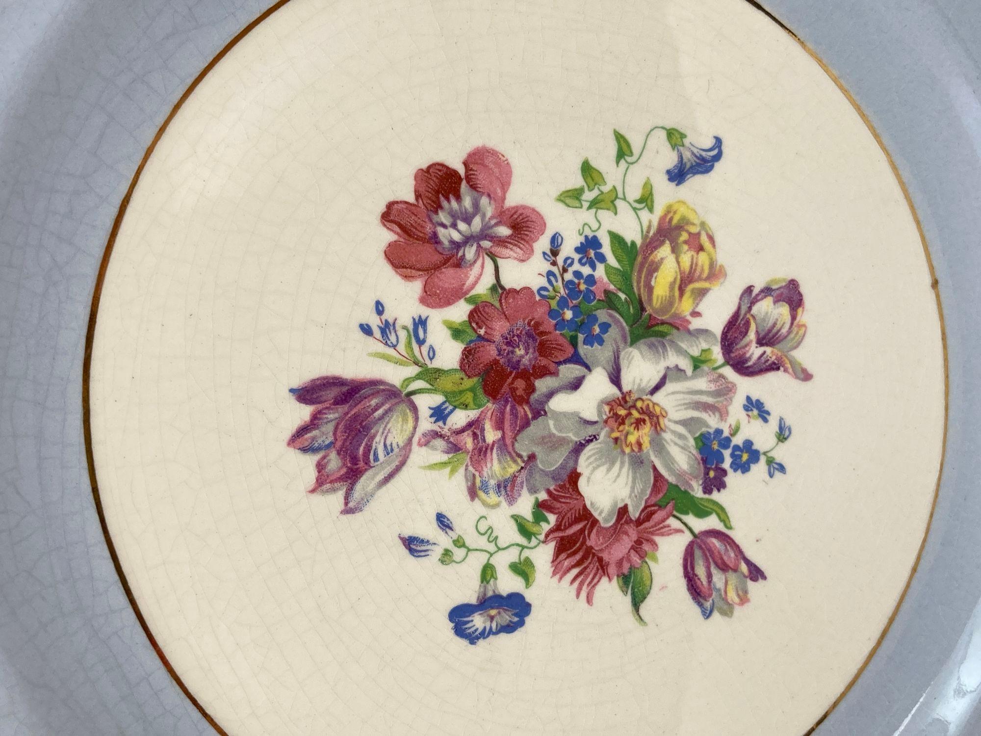 Dekorativer Vintage-China-Teller mit blauem Orchideen-Muster.
Vintage By 10 Zoll Teller von French Saxon China Co. NAT. Bruderschaft. 22K. Gold Akzente mit Multi floral Zentrum, blauen Rand.
Dieser exquisite Dekoteller ist ein echtes Sammlerstück,
