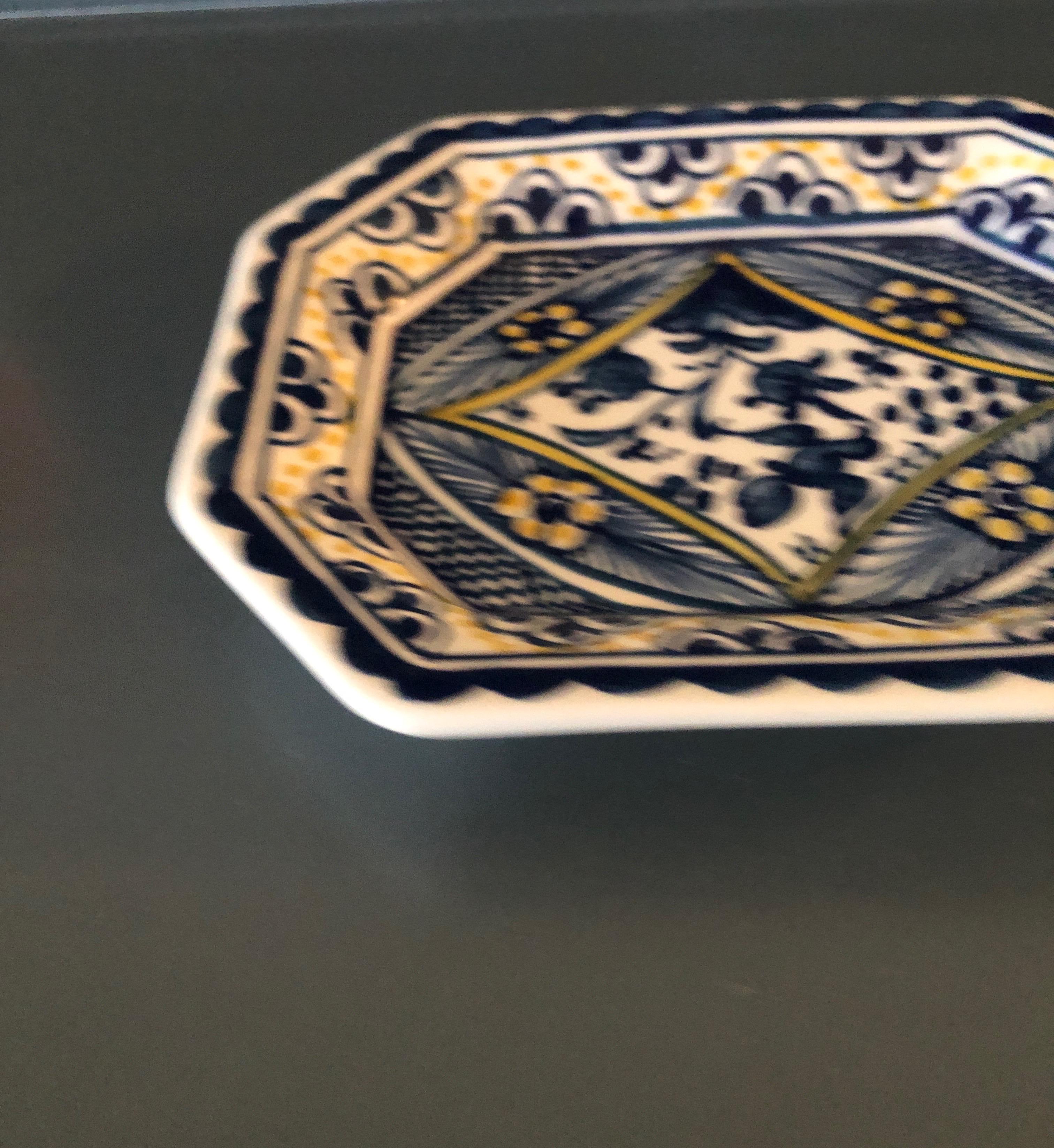 Vieux plat à breloques portugais en porcelaine
Dans des tons de bleu et de blanc
Estampillé : 71 Nazari Portugal
1980's
Taille : 5 x 4 x 1.