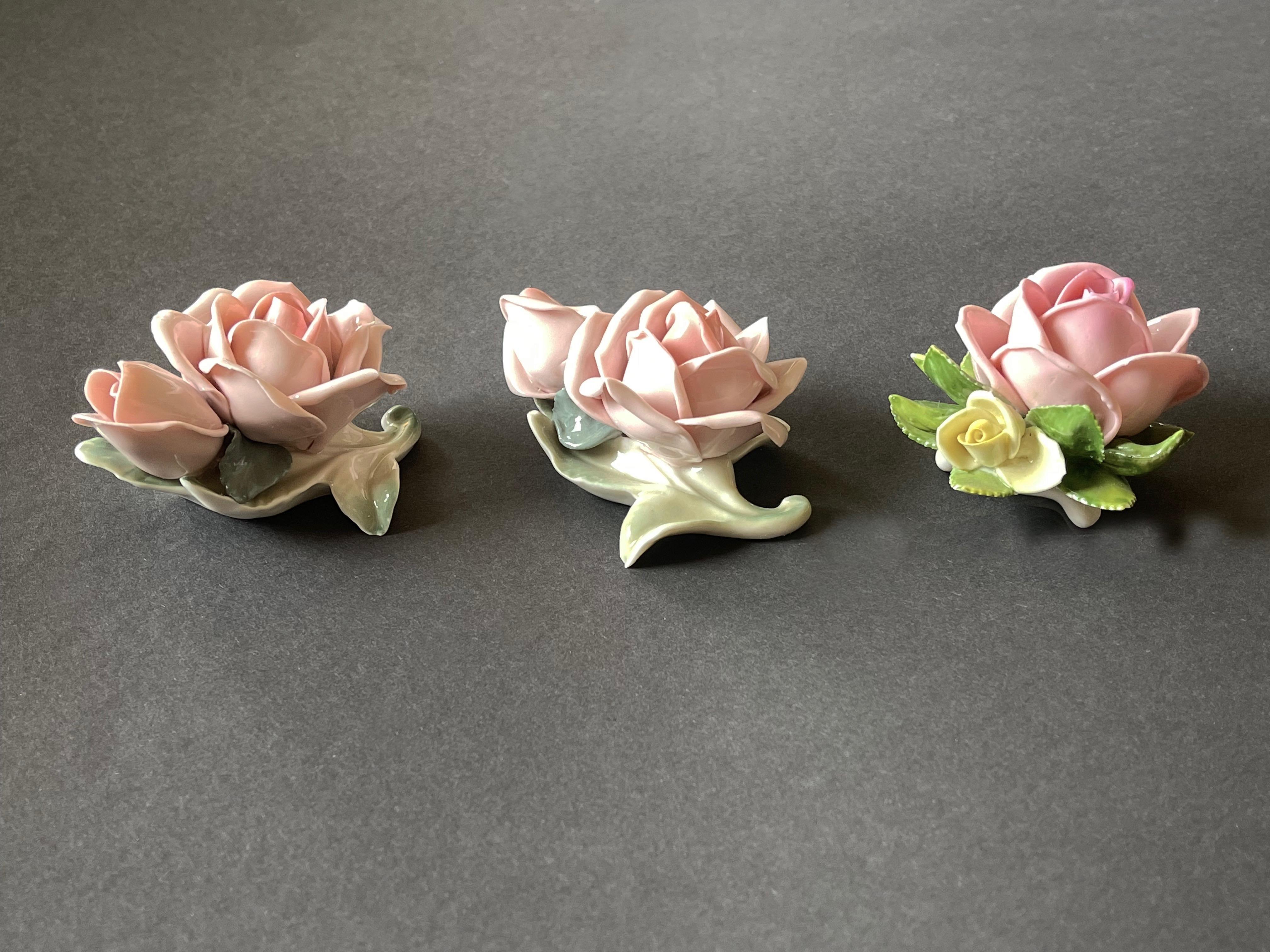 Deutsche Porzellanrosen aus der Jahrhundertmitte in zarten Pastellfarben von Karl Ens Volkstedt (Dresden).
Schöne, filigrane Stücke aus hochwertigem Porzellan der 1950er bis 1960er Jahre.
Handgeformt und mit feinen Details in schönen, dezenten