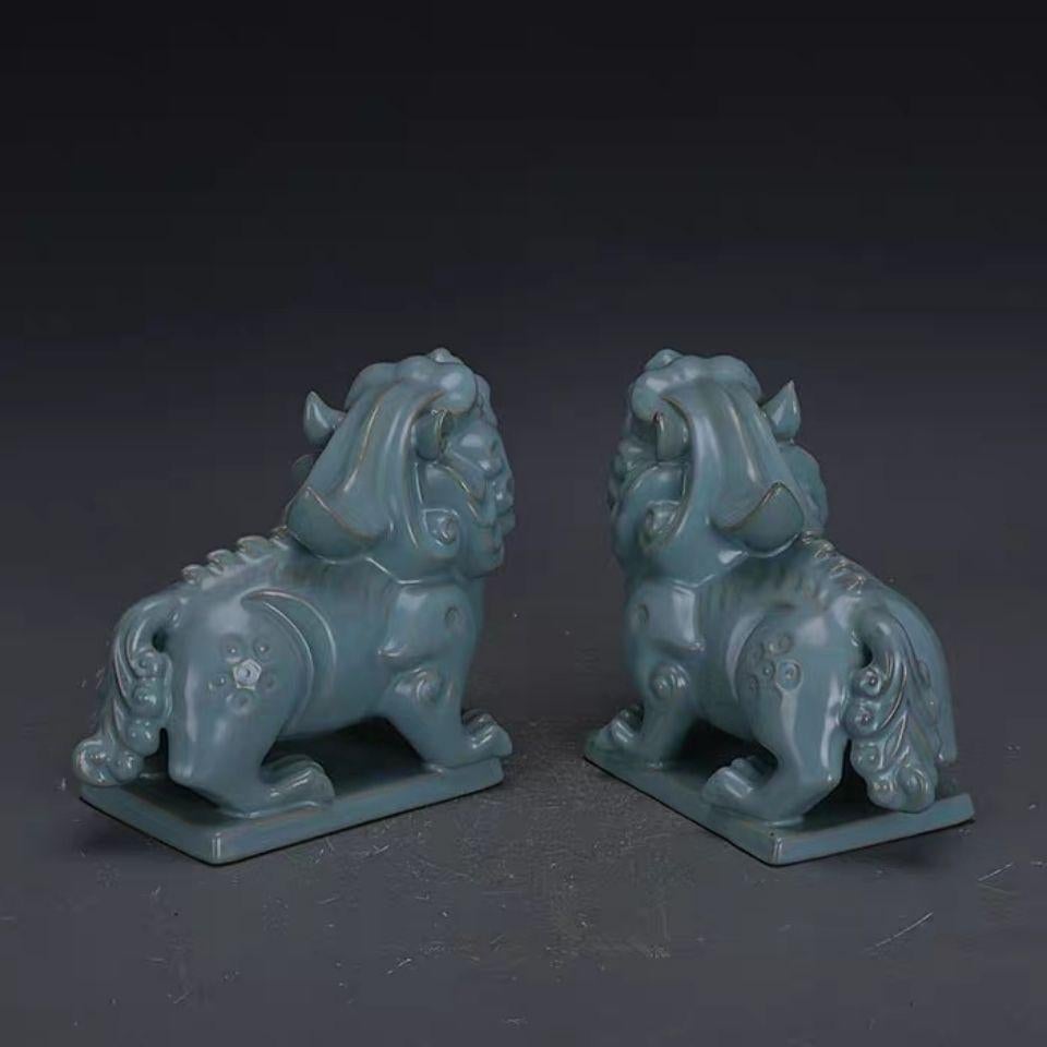 19cm Vintage Porcelain Ru Kiln Celadon Asian Lions Sculptures Pair In Fair Condition For Sale In 景德镇市, CN