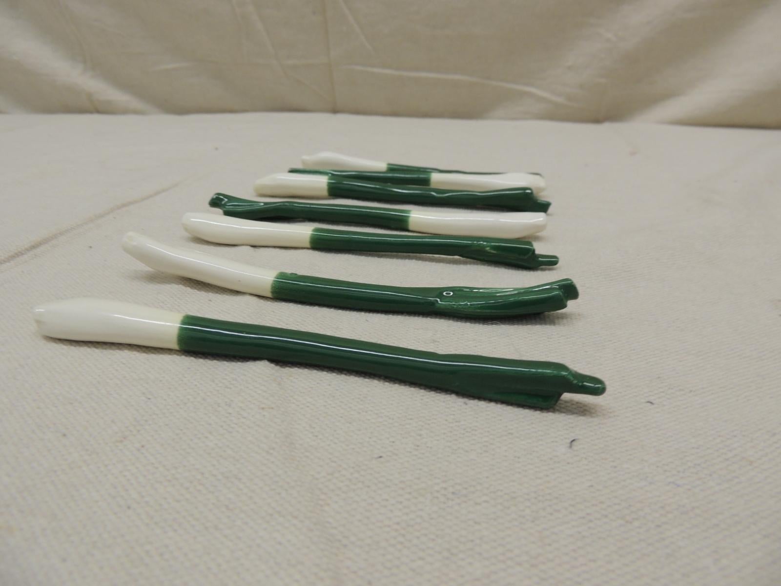 Vintage porcelain scallion onions drinks stirrers.
Green and white stirrers, ideal for bloody Mary's (CHEERS)
Size: 6