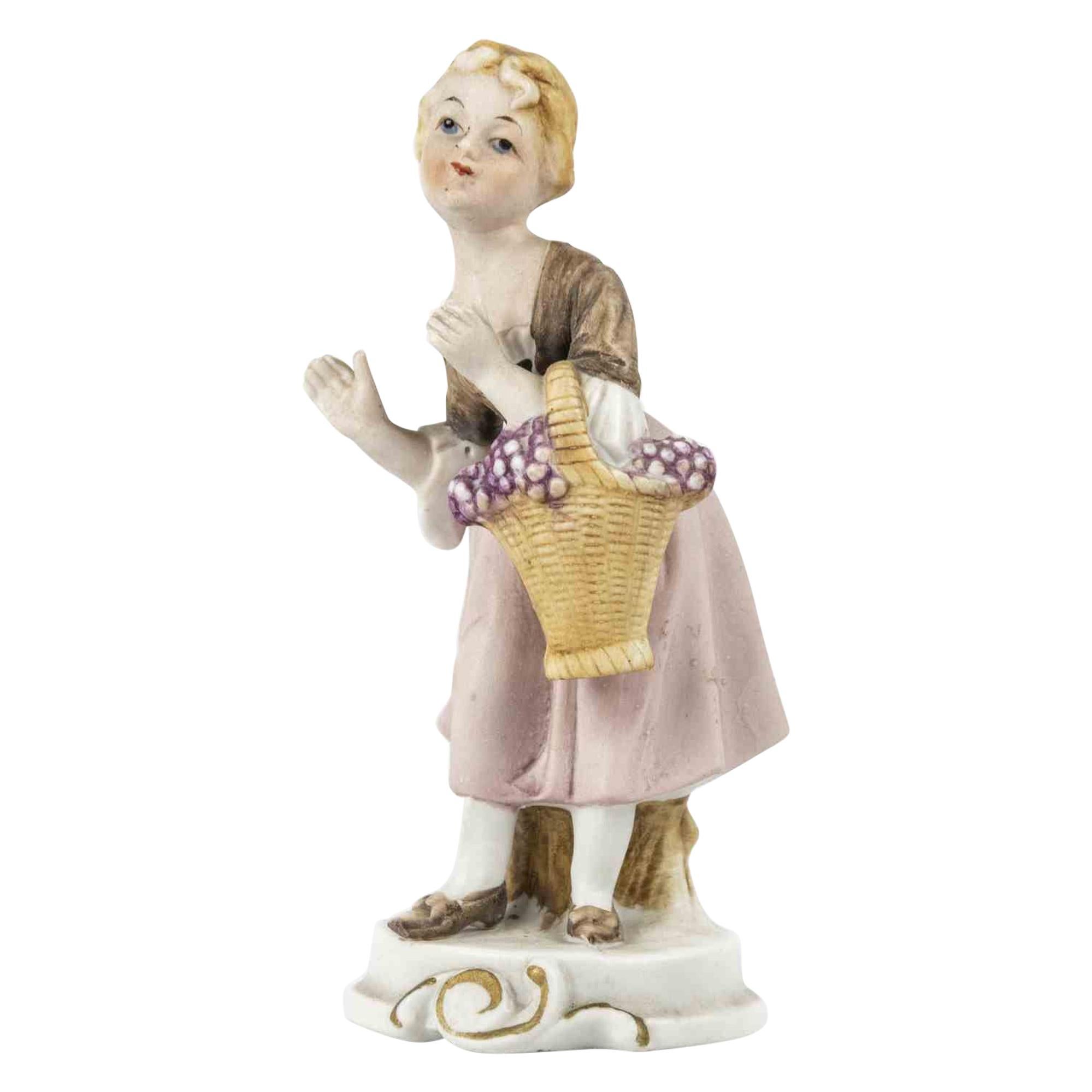 Sculpture en porcelaine vintage d'une fille avec un panier, milieu du 20ème siècle