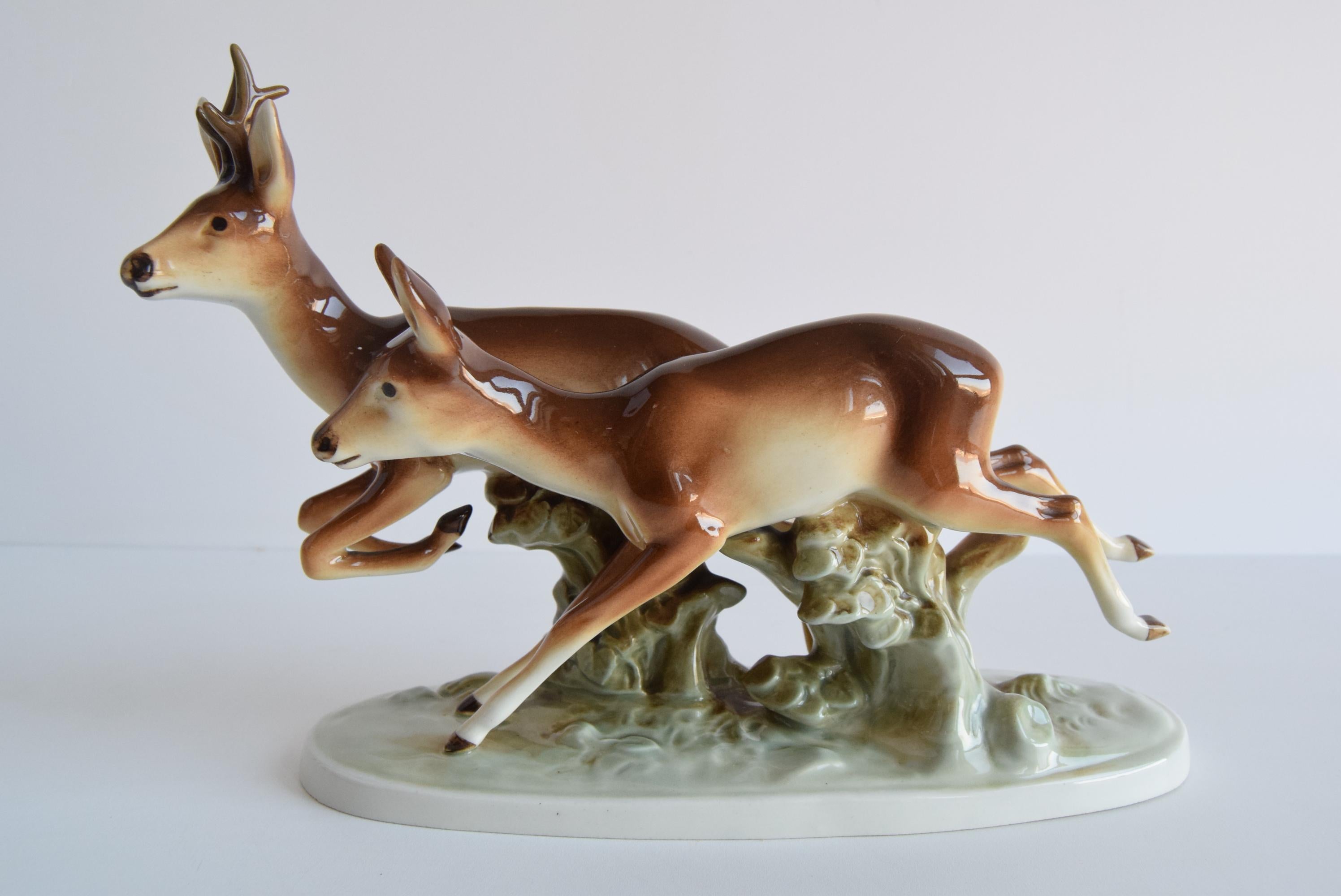 Escultura de porcelana vintage Ciervo y cierva, de Royal Dux, años 60. Moderno de mediados de siglo en venta