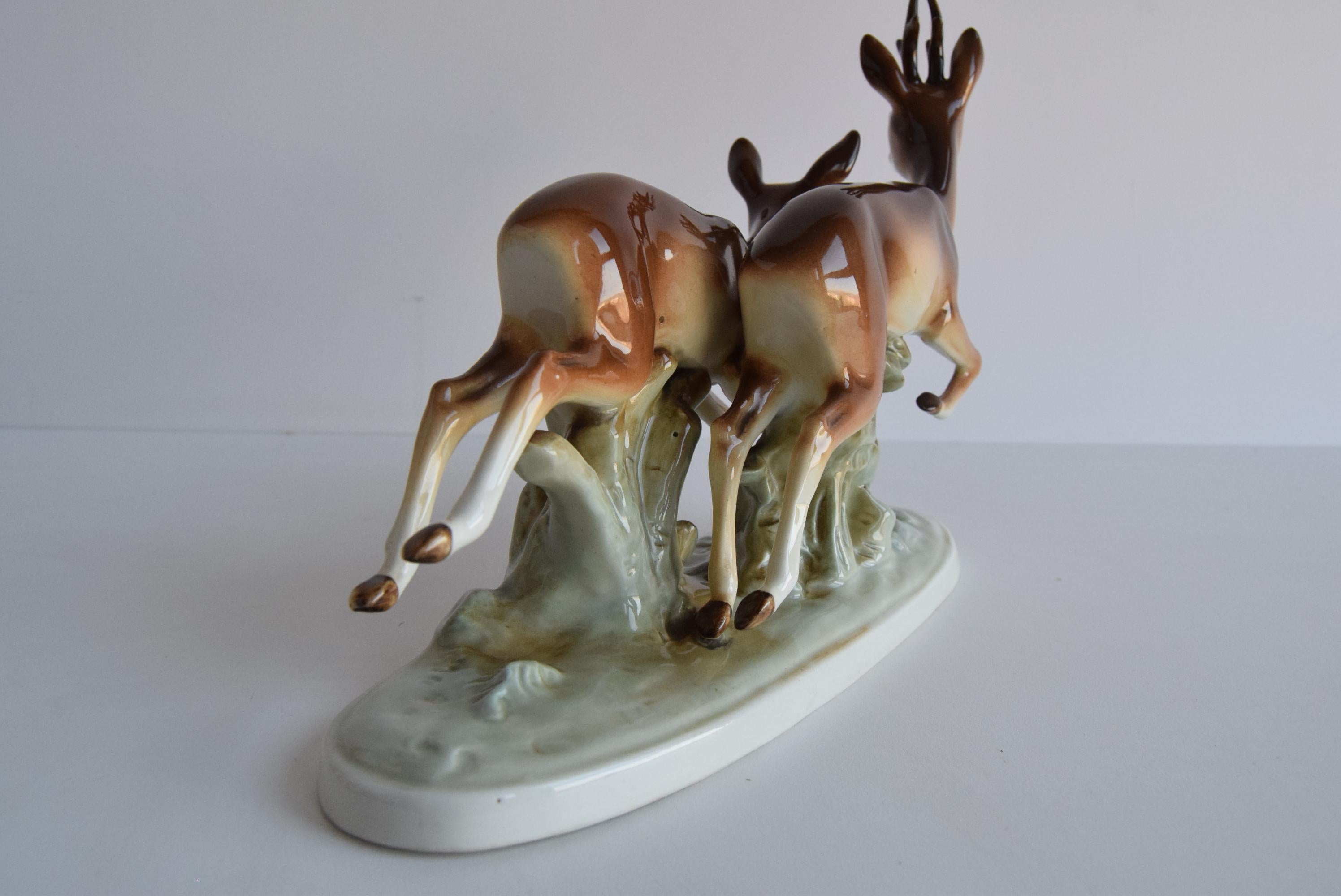 Escultura de porcelana vintage Ciervo y cierva, de Royal Dux, años 60. Checo en venta