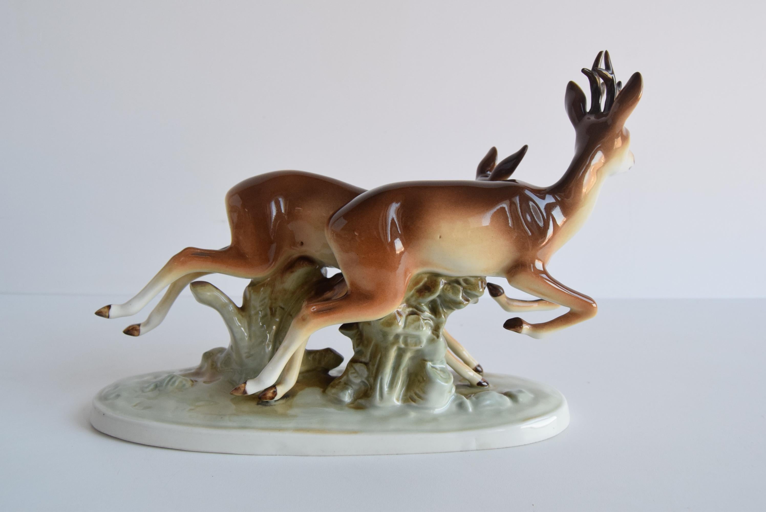 Escultura de porcelana vintage Ciervo y cierva, de Royal Dux, años 60. en Bueno estado para la venta en Praha, CZ