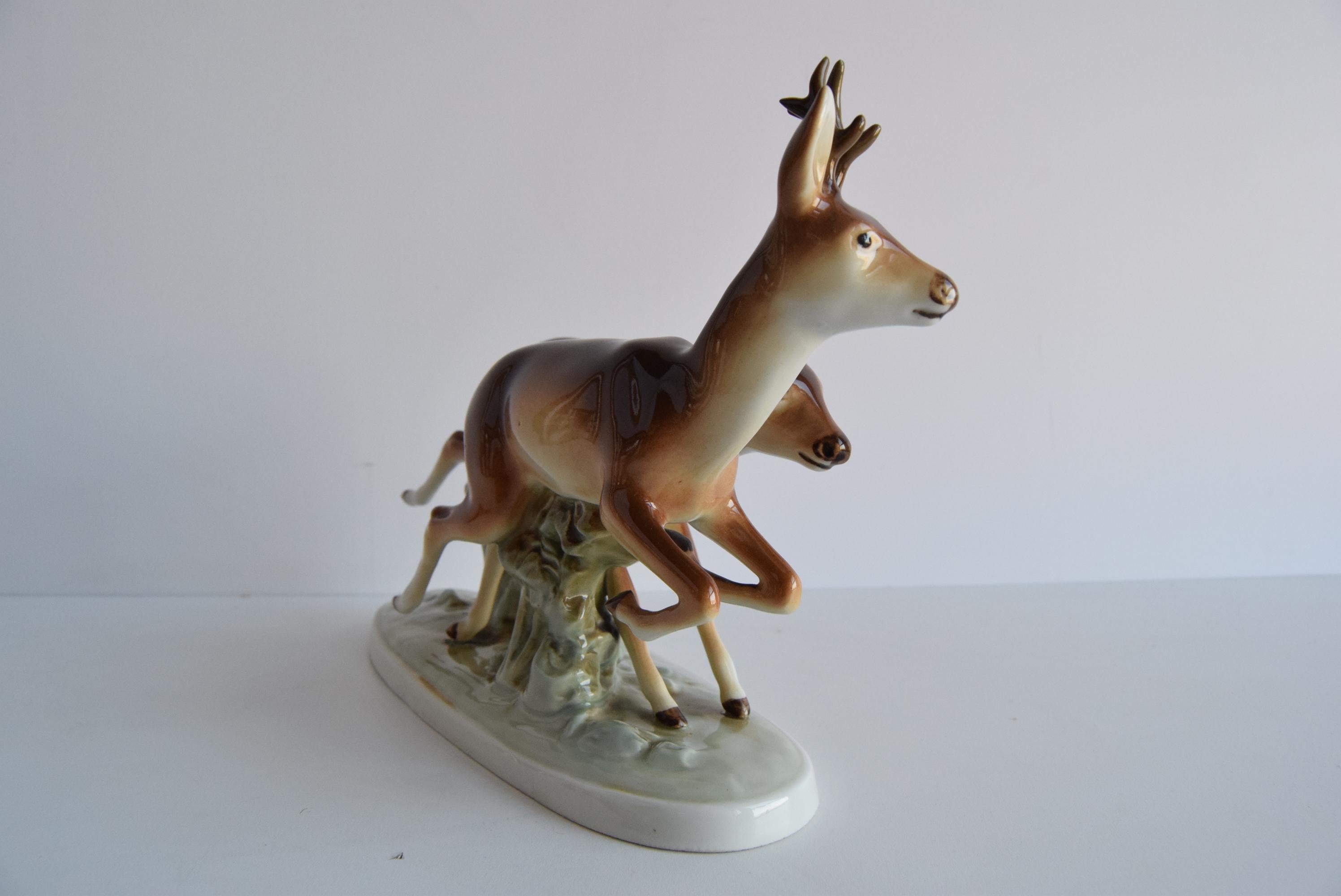 Escultura de porcelana vintage Ciervo y cierva, de Royal Dux, años 60. mediados del siglo XX en venta