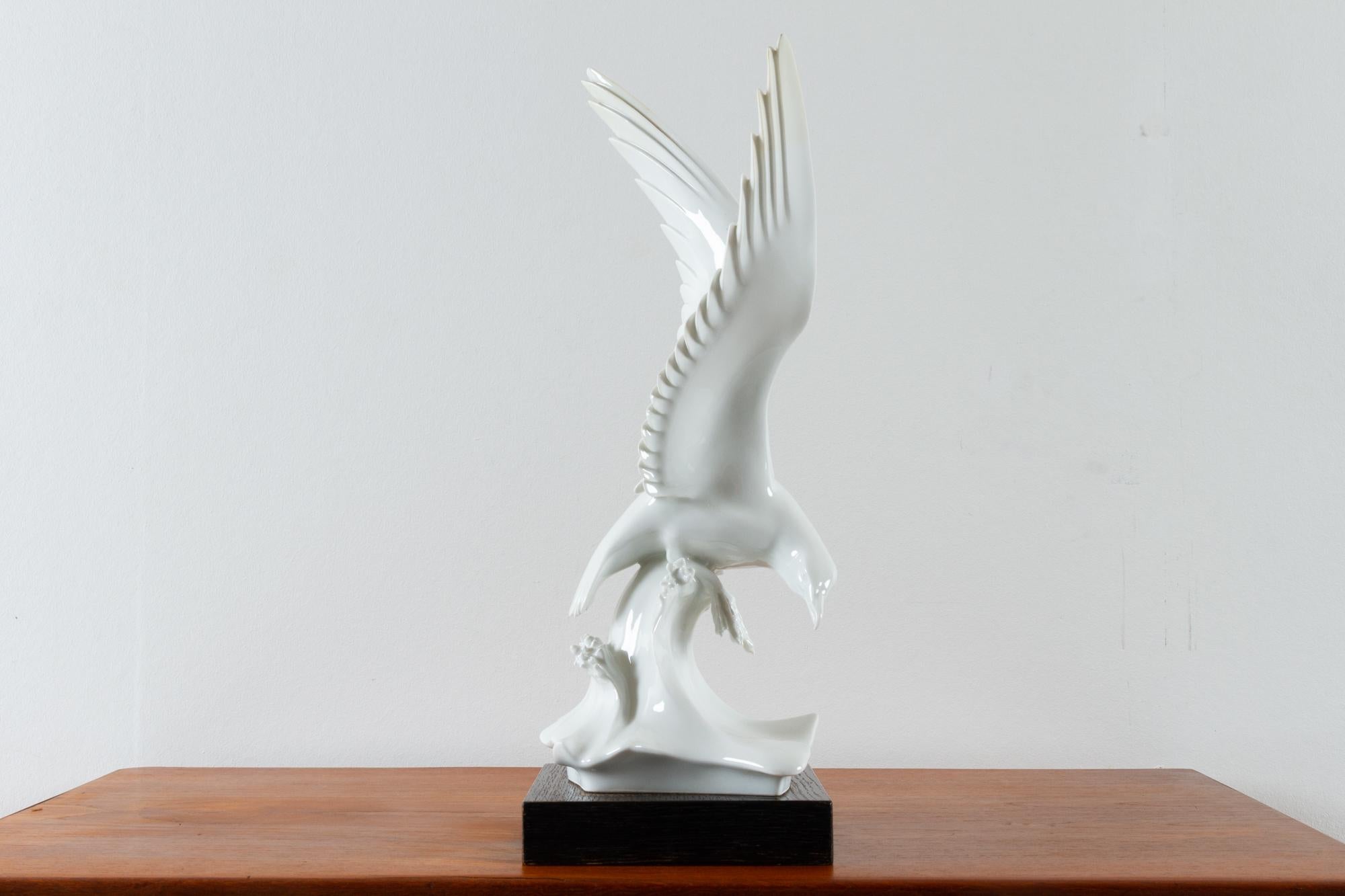 Vintage porcelain bird figurine by Max Esser for Meissen, 1930s
German figurine in white porcelain mounted on a black wooden base depicting a seagull spreading its wings above a wave. Very expressive and dramatic pose.

Factory second due to a